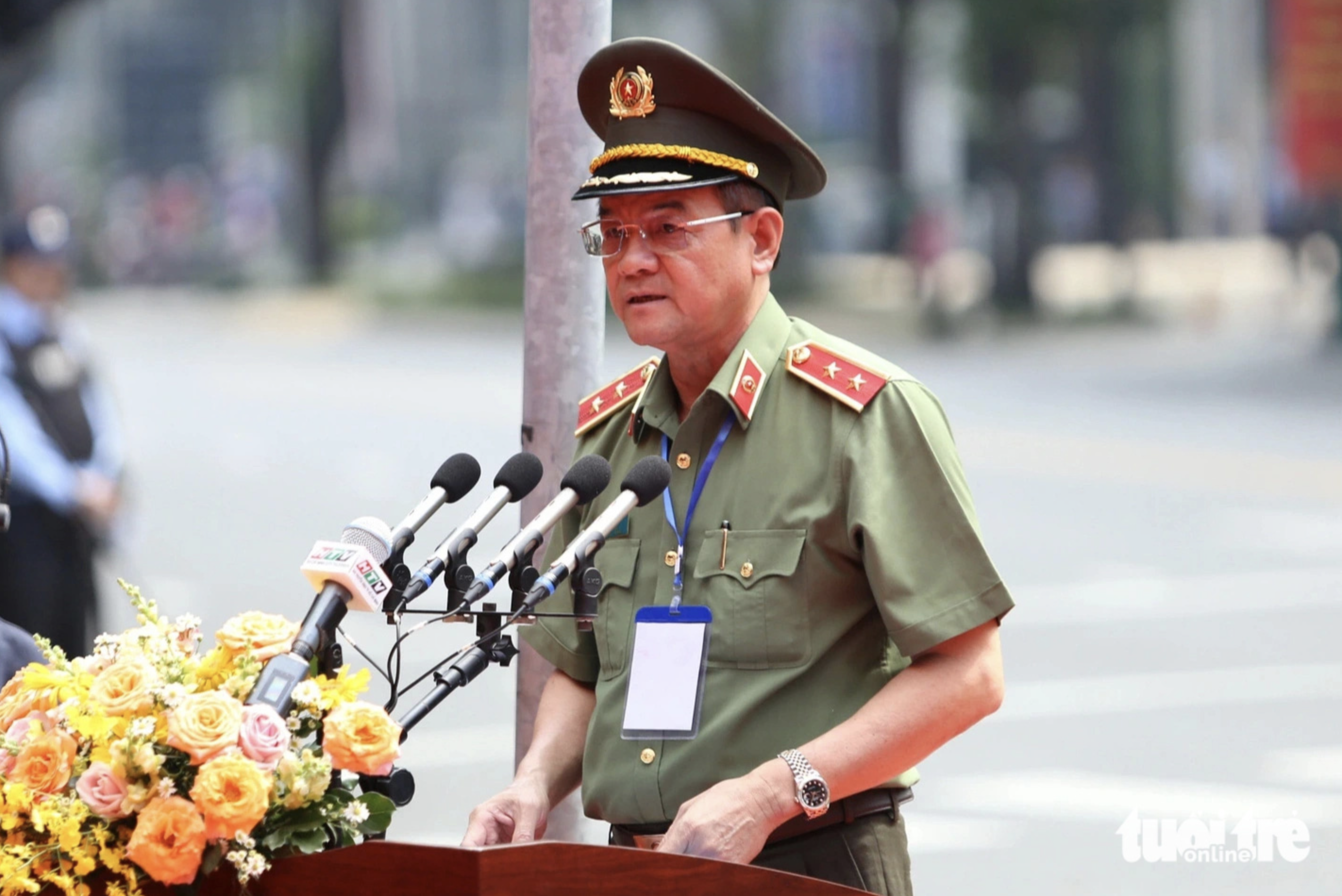 Lieutenant General Le Hong Nam, director of the Ho Chi Minh City Department of Public Security, delivers his speeches, directing relevant forces to fight a fire at the mPlaza Saigon building in downtown Ho Chi Minh City during a fire drill on October 4, 2024. Photo: Minh Hoa / Tuoi Tre