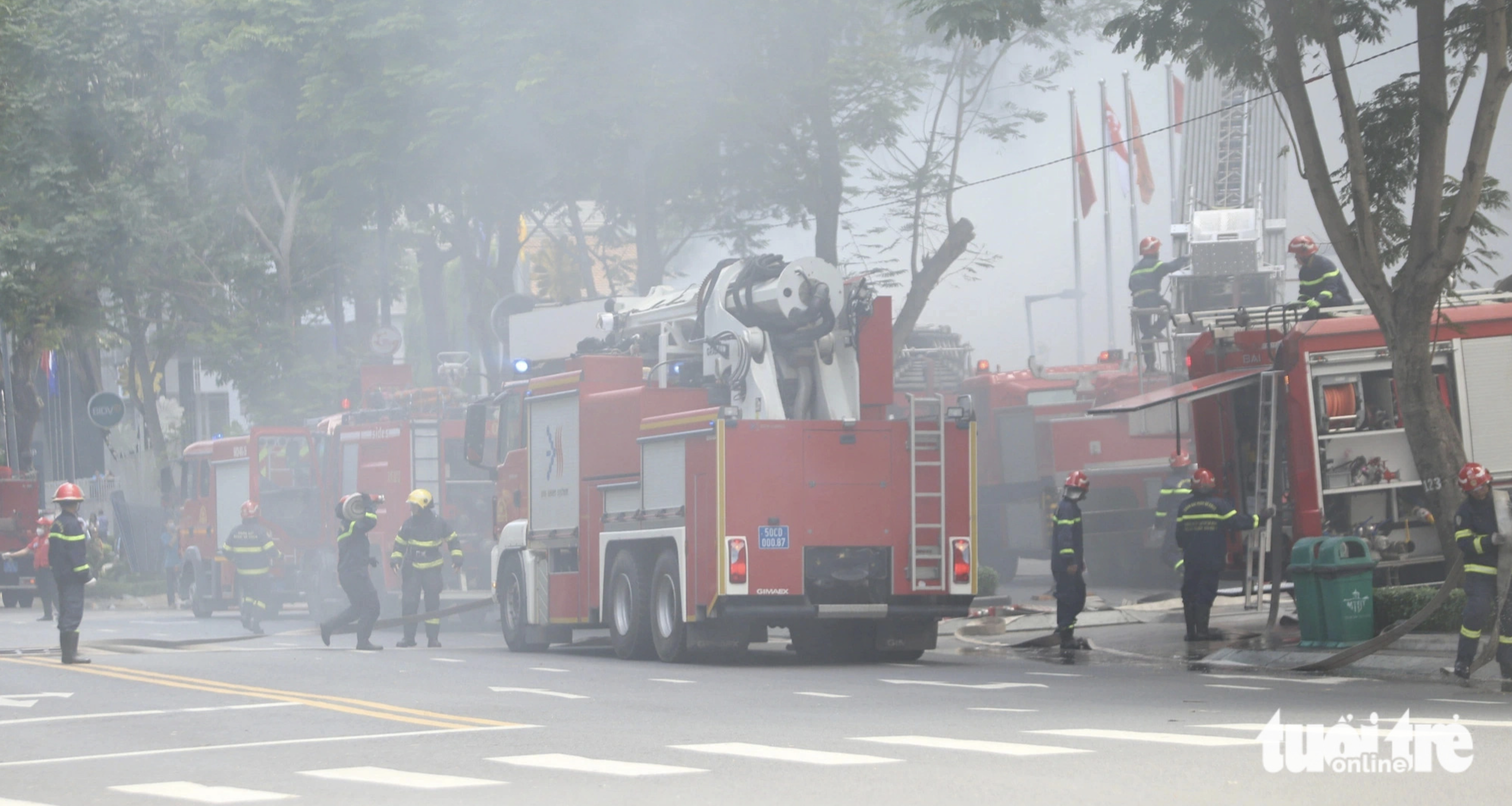 Many special-use vehicles sent to the scene of a fire during a fire drill on October 4, 2024. Photo: Minh Hoa / Tuoi Tre