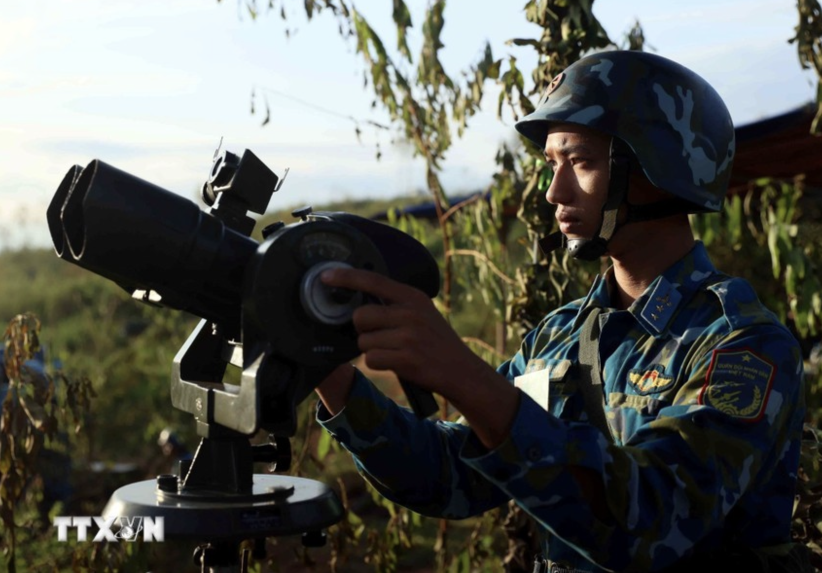 A soldier uses an optical target locator during a live fire drill in defense of the capital area in Vietnam. Photo: Vietnam News Agency