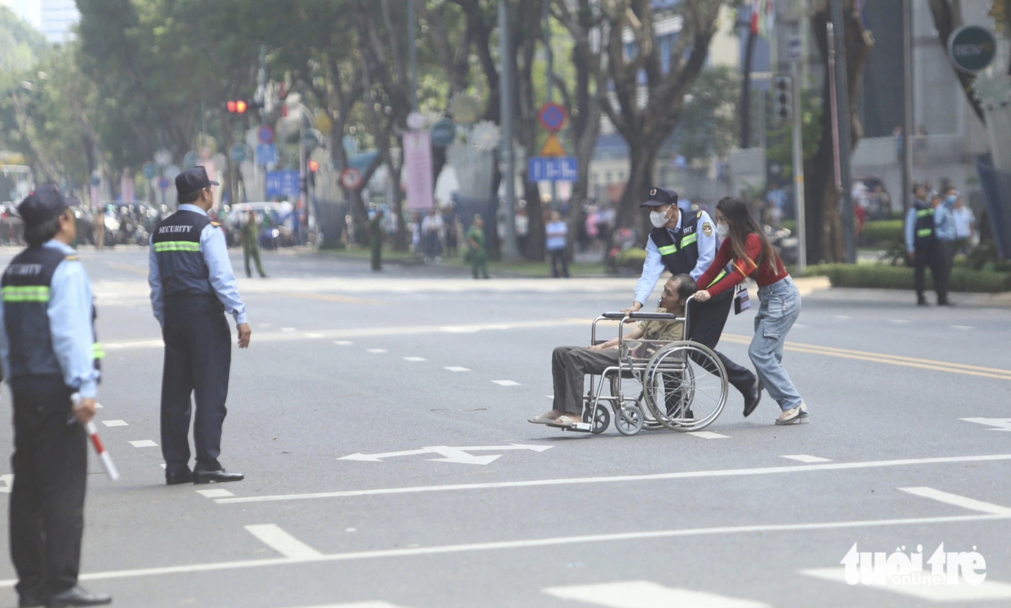 An injured person wheeled out of the mPlaza Saigon building during a fire drill in Ho Chi Minh City on October 4, 2024. Photo: Minh Hoa / Tuoi Tre