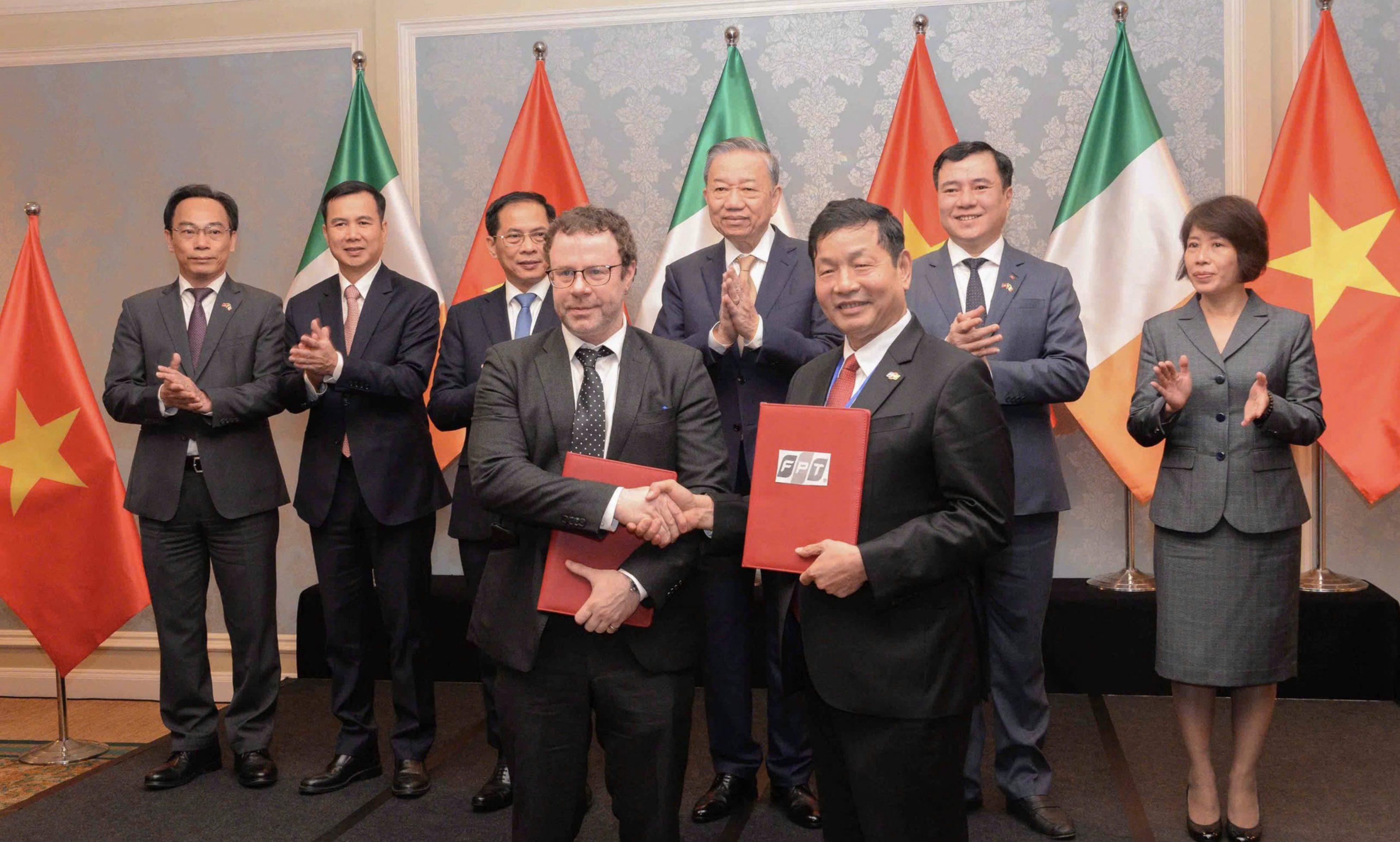 Vietnamese Party chief and State President To Lam (3rd, right, back row) witnesses the exchange of cooperative documents between Vietnam’s FPT Corporation and an Irish partner on October 3, 2024. Photo: Nguyen Hong / Tuoi Tre