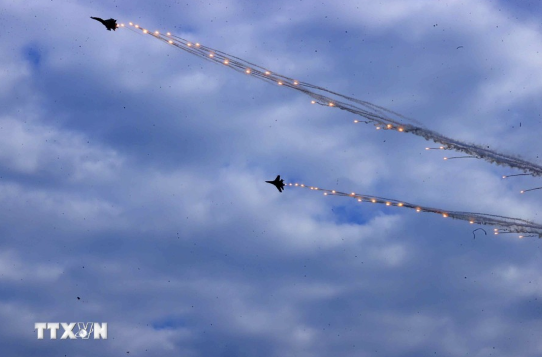 Two Su-30MK2 fighter jets release decoy flares during the 2024 Hanoi defense drill. Photo: Vietnam News Agency