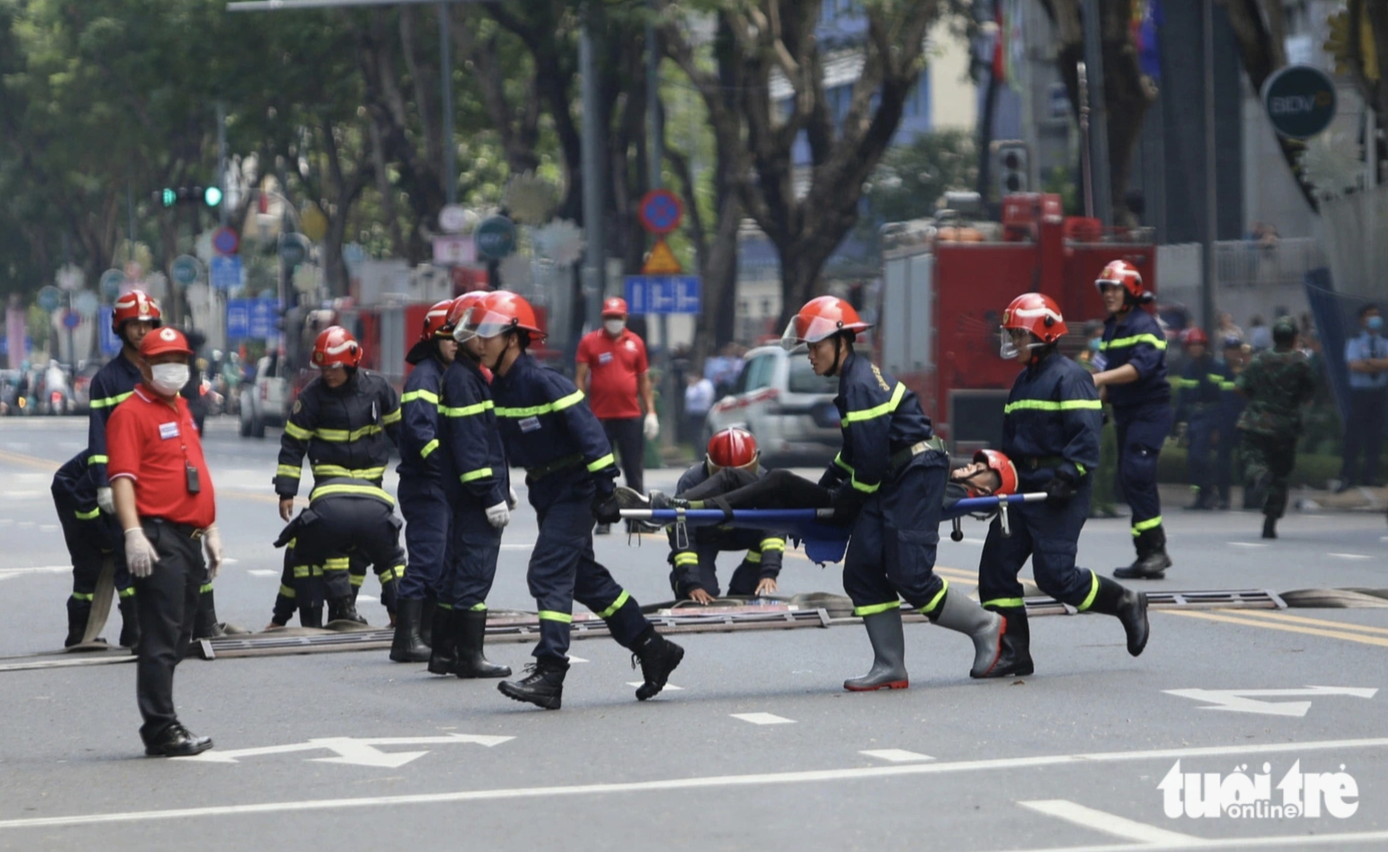 An injured person carried out of a burning building during a fire drill in Ho Chi Minh City on October 4, 2024. Photo: Minh Hoa / Tuoi Tre