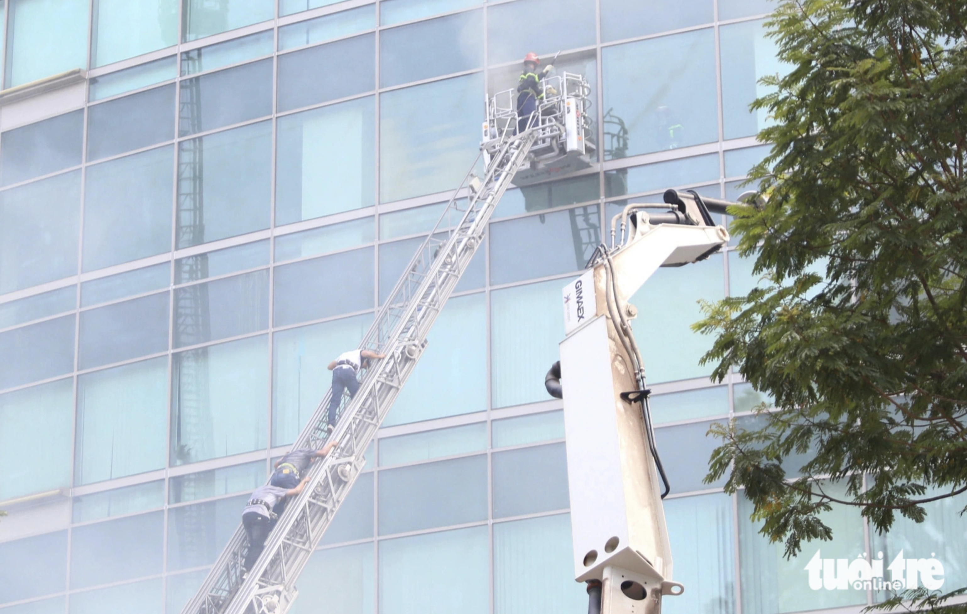 Firefighters break a window to rescue trapped victims during a fire drill in Ho Chi Minh City on October 4, 2024. Photo: Minh Hoa / Tuoi Tre