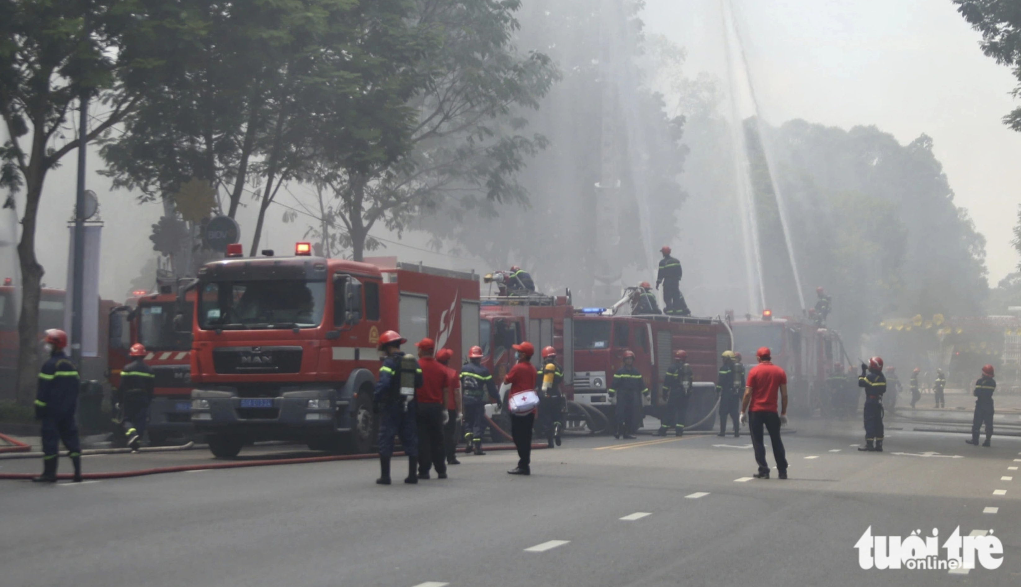 Firefighters are pictured to stamp out the flames during a fire drill on October 4, 2024. Photo: Minh Hoa / Tuoi Tre