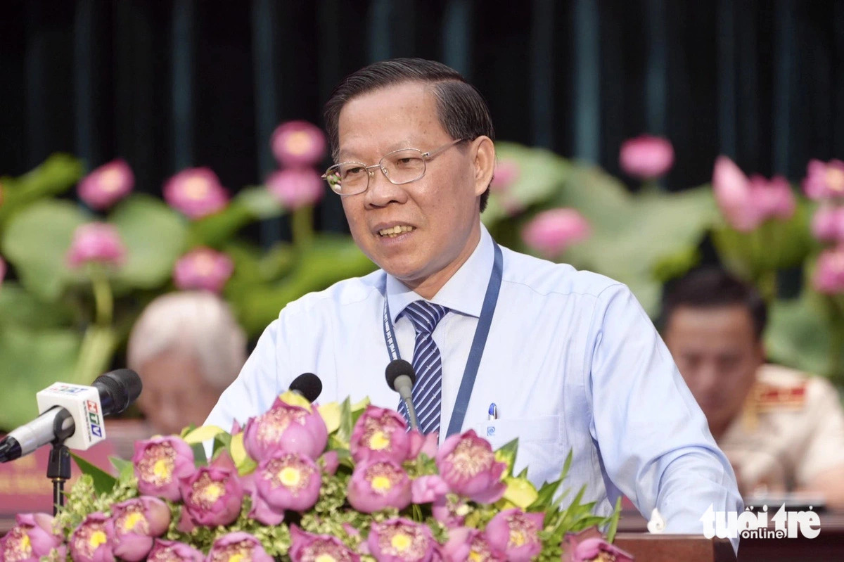 Chairman of the Ho Chi Minh City People’s Committee Phan Van Mai speaks at a session of the 12th Congress of the Vietnam Fatherland Front of Ho Chi Minh City on October 3, 2024, calling on people to buy urban railway bonds. Photo: Huu Hanh / Tuoi Tre