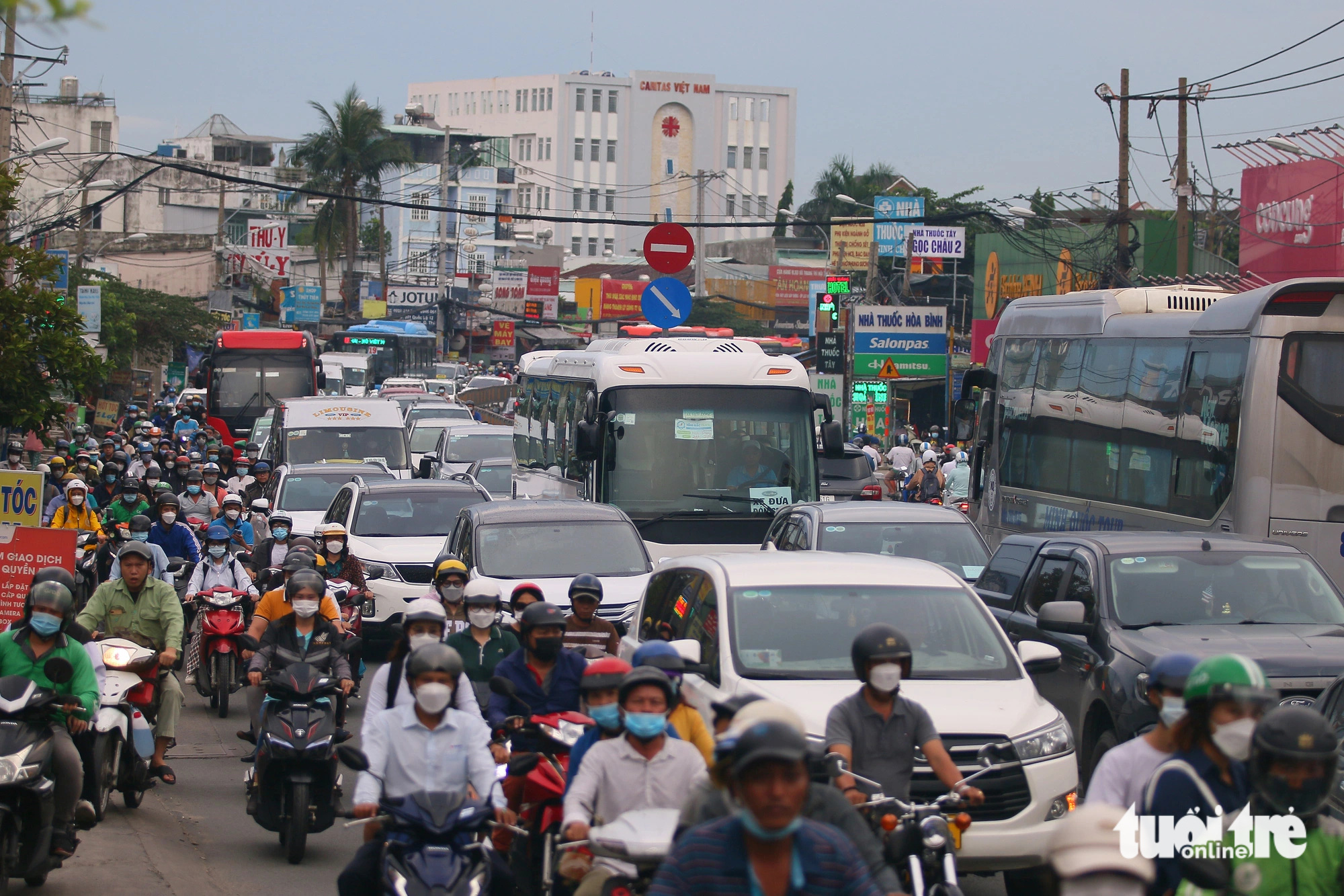 Congestion on National Highway 13 in Ho Chi Minh City. Photo: Chau Tuan / Tuoi Tre