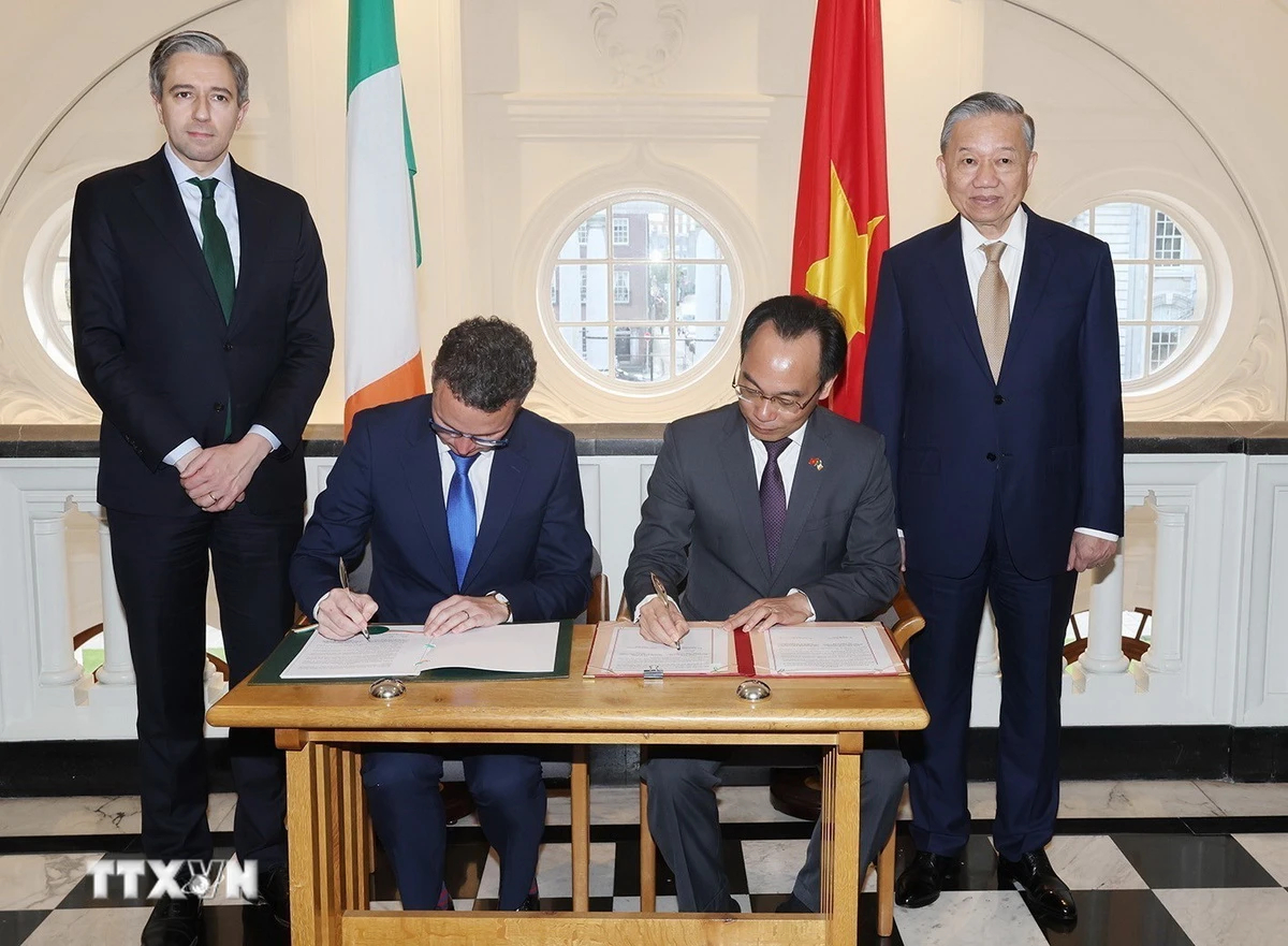 Irish Prime Minister Simon Harris (L) and Vietnamese Party General Secretary and State President To Lam witness the signing of the new Sectoral Strategic Partnership in Higher Education between the Vietnamese Ministry of Education and Training and the Irish Department of Further and Higher Education, Research, Innovation and Science in Dublin, Ireland on October 3, 2024. Photo: Vietnam News Agency