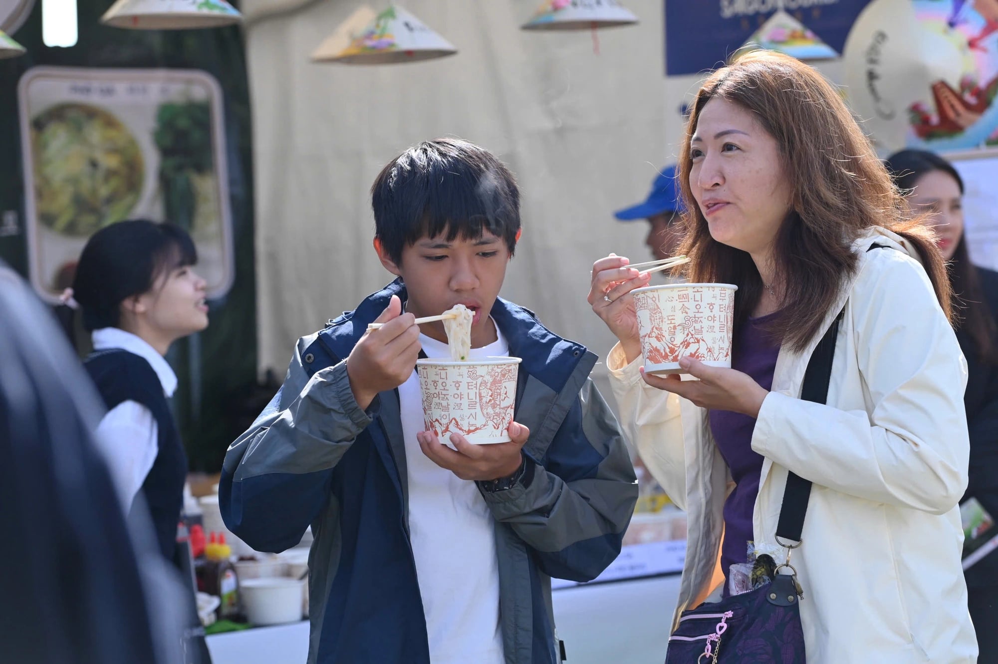 Visitors enjoy phở at the Vietnam phở Festival 2024 in Seoul on October 5, 2024. Photo: Duyen Phan / Tuoi Tre