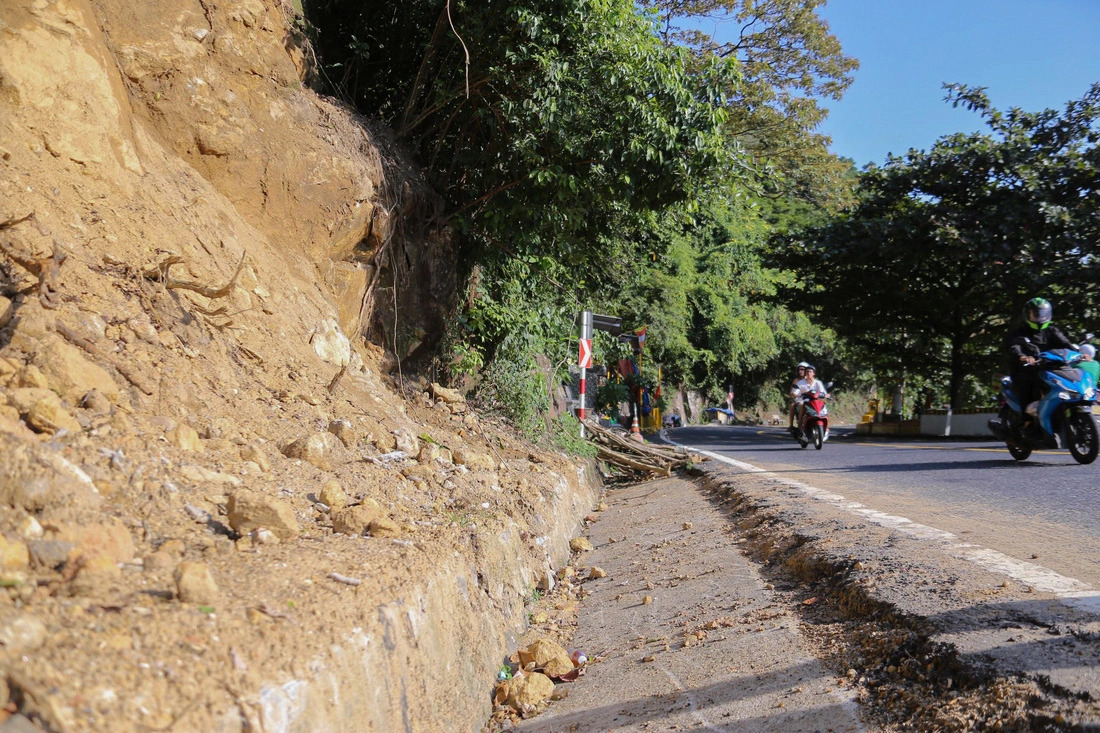 Residents are worried about traveling through landslide-prone sections of Hai Van Pass in central Vietnam. Photo: Thanh Nguyen / Tuoi Tre