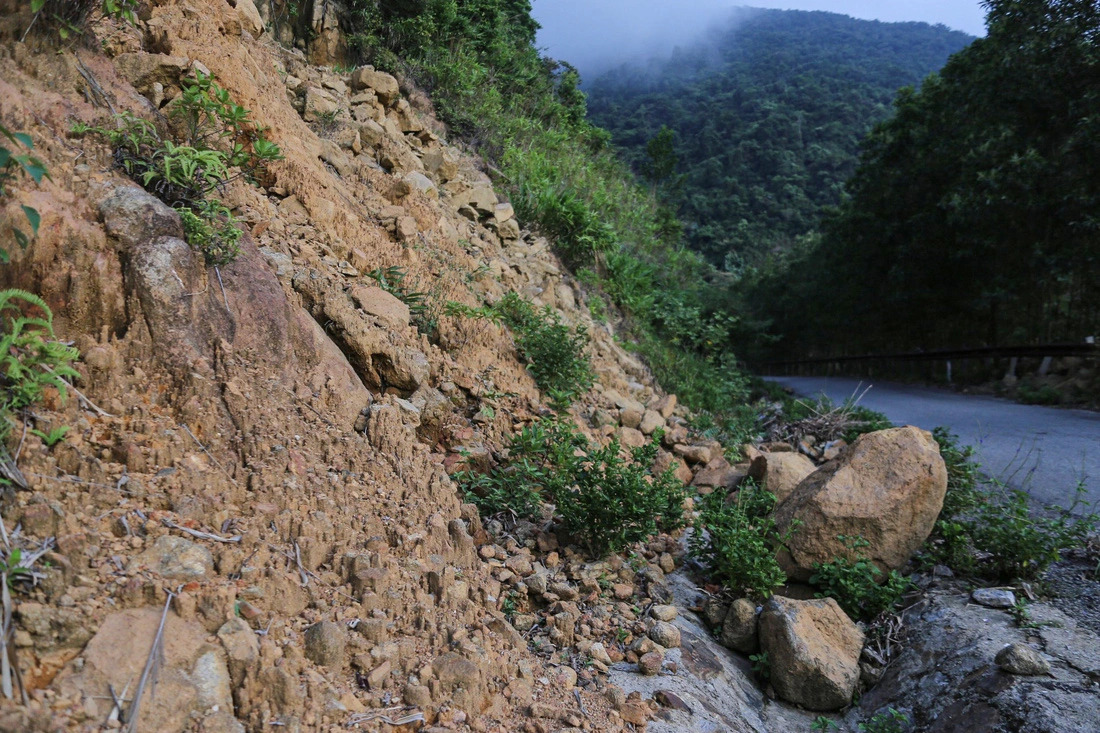 The stretch leading to Bai Chuoi Beach, north of Hai Van Pass in central Vietnam, which typically sees falling rocks, has become even more dangerous during the stormy season. Photo: Thanh Nguyen / Tuoi Tre