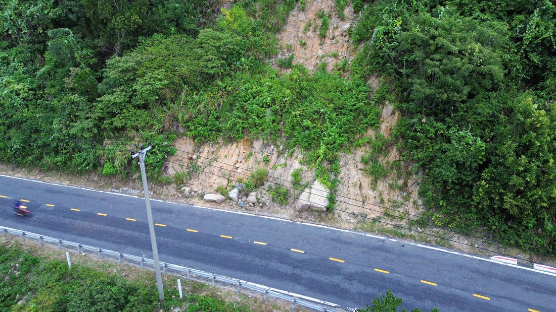 Heavy rain can cause soil and rocks to slide from the mountain slopes of Hai Van Pass, central Vietnam, onto the road at any moment. Photo: Thanh Nguyen / Tuoi Tre