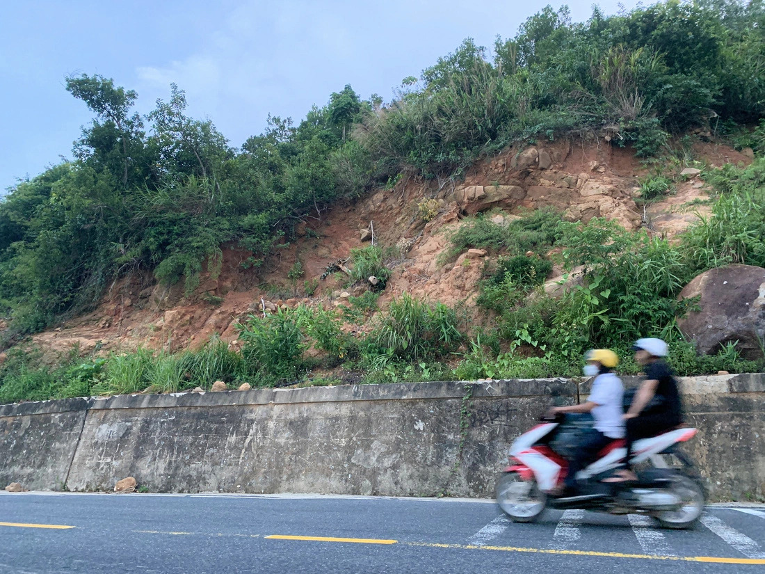 Soil and rocks from the hills and mountains along Hai Van Pass, central Vietnam, are on the verge of sliding down, posing a serious threat to travelers. Photo: Thanh Nguyen / Tuoi Tre