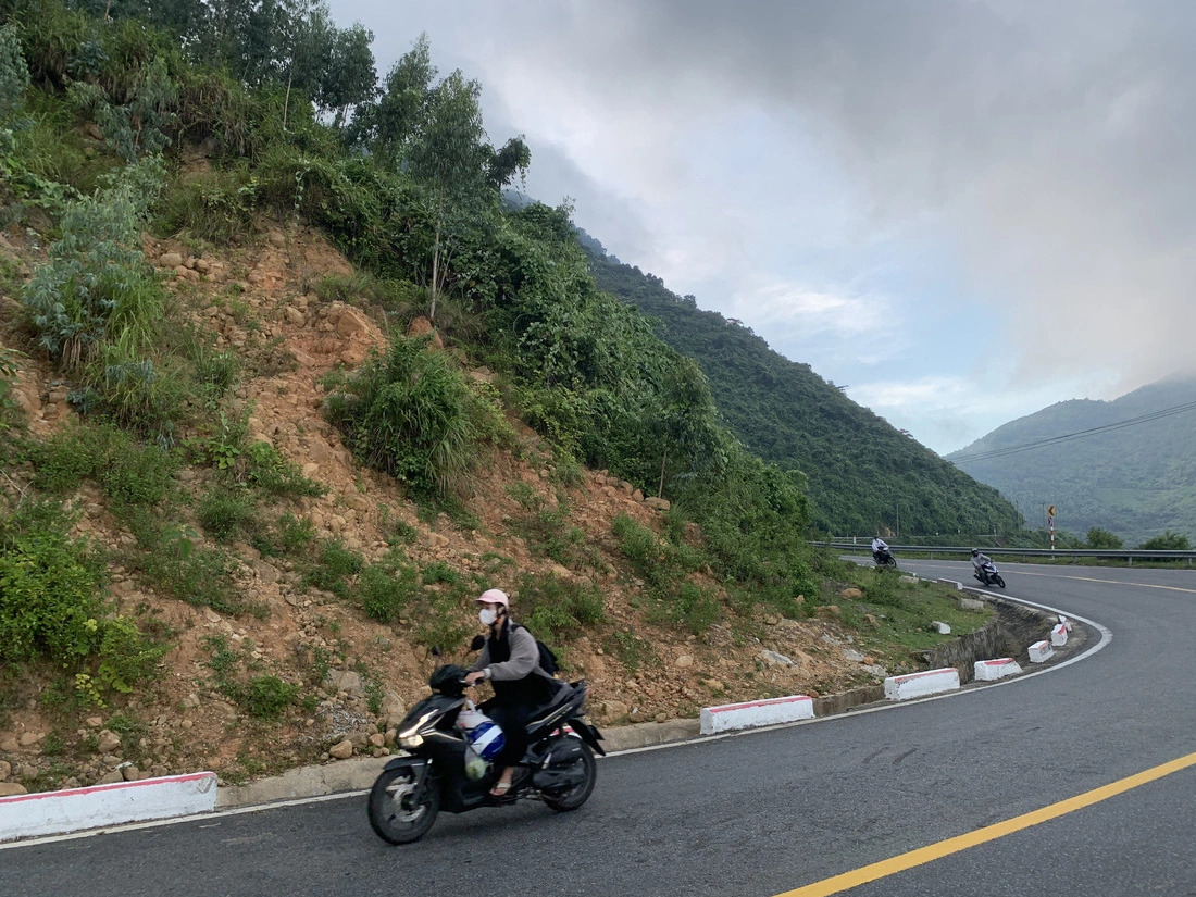 The section of the pass within Da Nang territory, central Vietnam, is vulnerable to landslides. Photo: Thanh Nguyen / Tuoi Tre