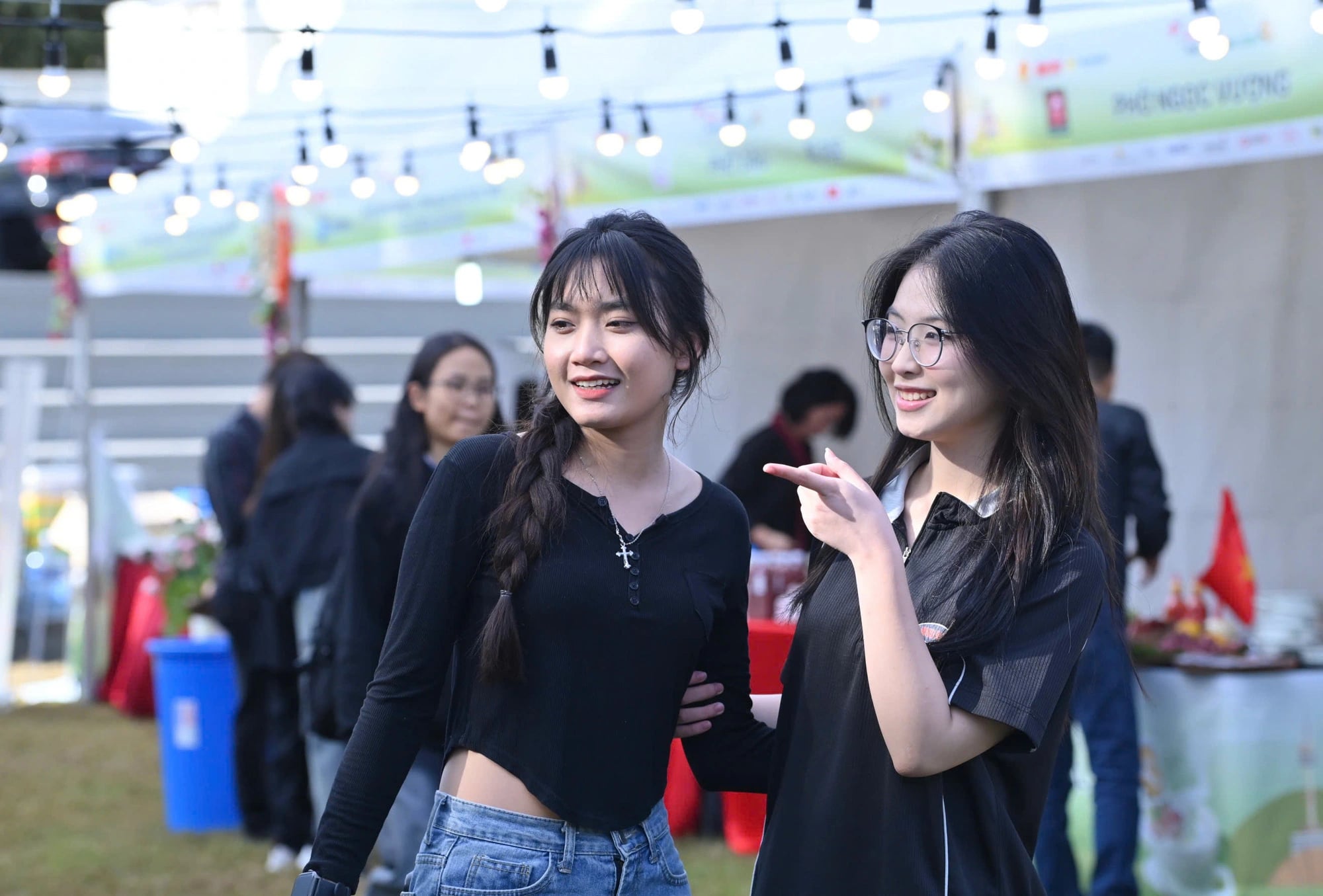 Vietnamese visitors, Thuy Trang and Thu Thuy, arrive at the Vietnam Pho Festival 2024 in Seoul in the early morning of October 5, 2024. Photo: Duyen Phan / Tuoi Tre