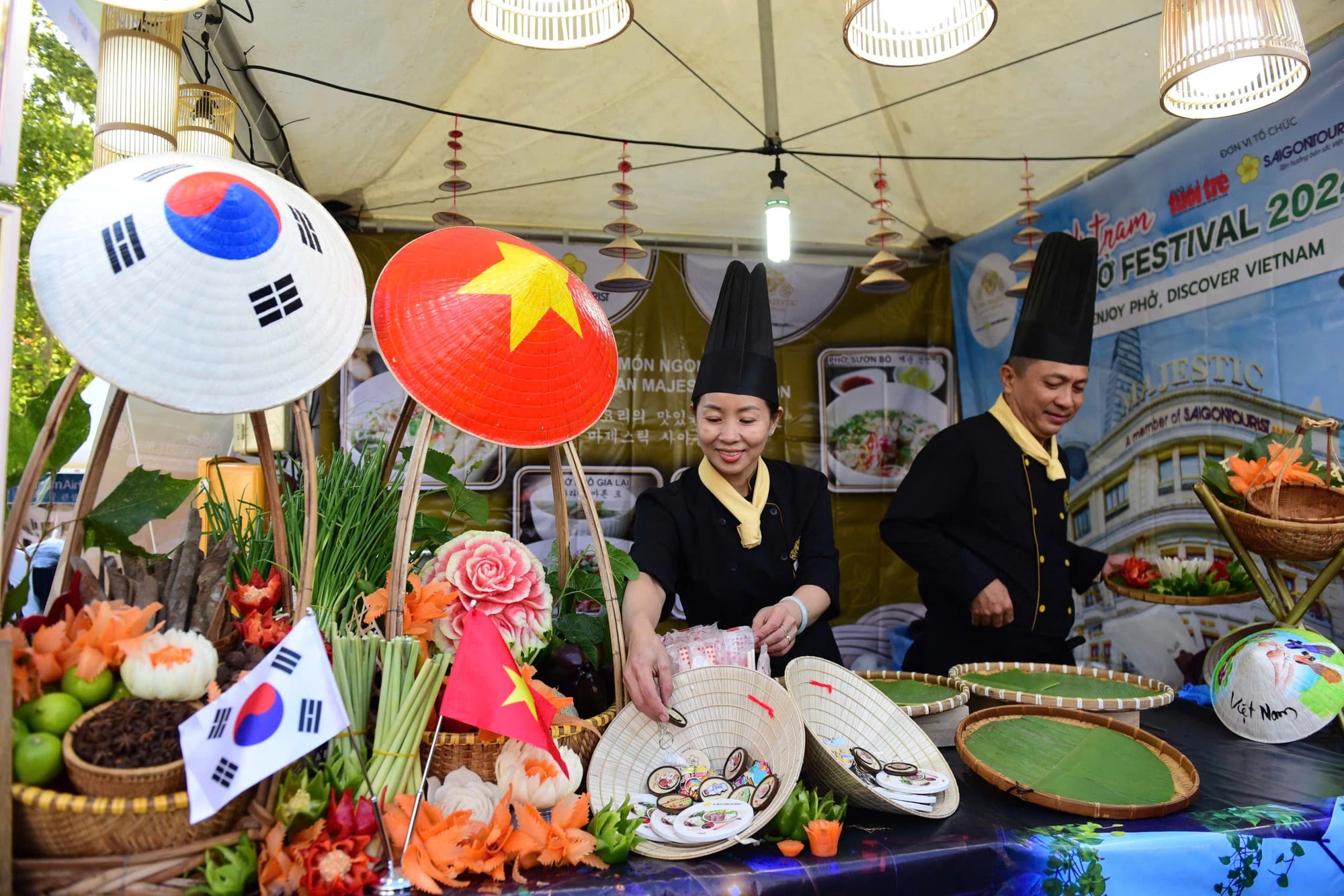 Chef Hong Le of Hotel Majestic Saigon prepares ingredients to cook phở to serve diners at Vietnam Pho Festival 2024 in Seoul on October 5, 2024. Photo: Duyen Phan/ Tuoi Tre