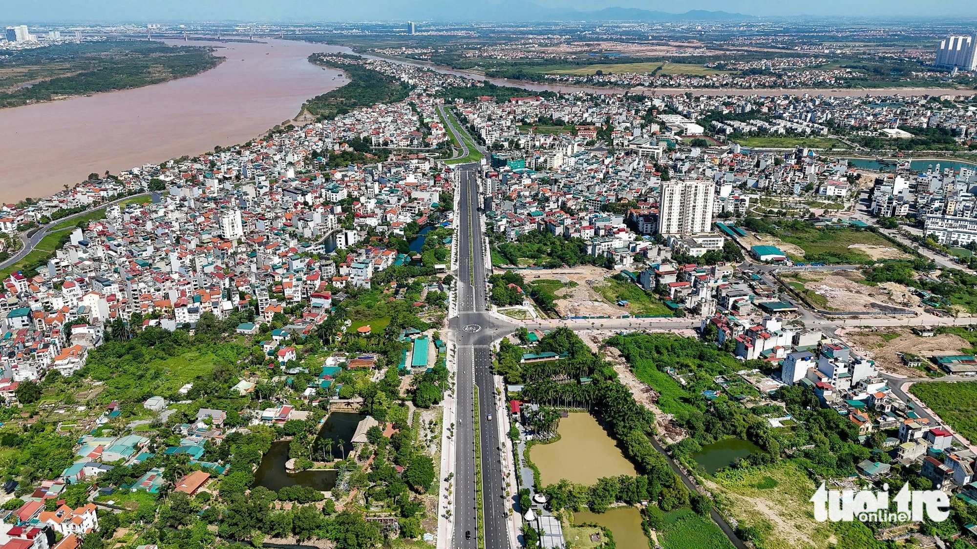 The 1.52km-long road starts from Nguyen Van Cu Street to Ngoc Thuy Dyke. Photo: Quang Vien / Tuoi Tre