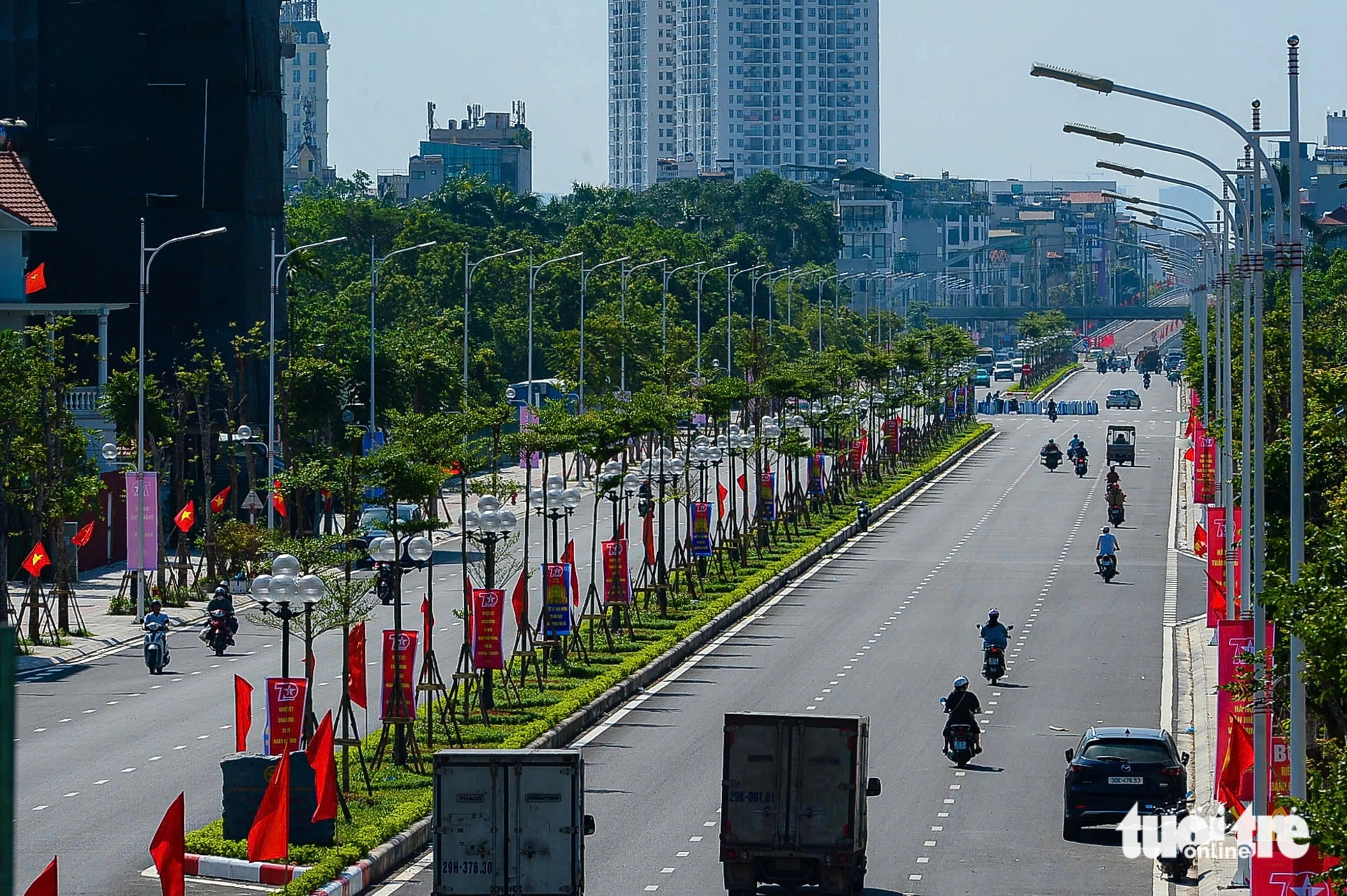 Vehicles travel on the newly-opened road connecting Nguyen Van Cu Street with Ngoc Thuy Dyke in Long Bien District, Hanoi, October 5, 2024. Photo: Quang Vien / Tuoi Tre