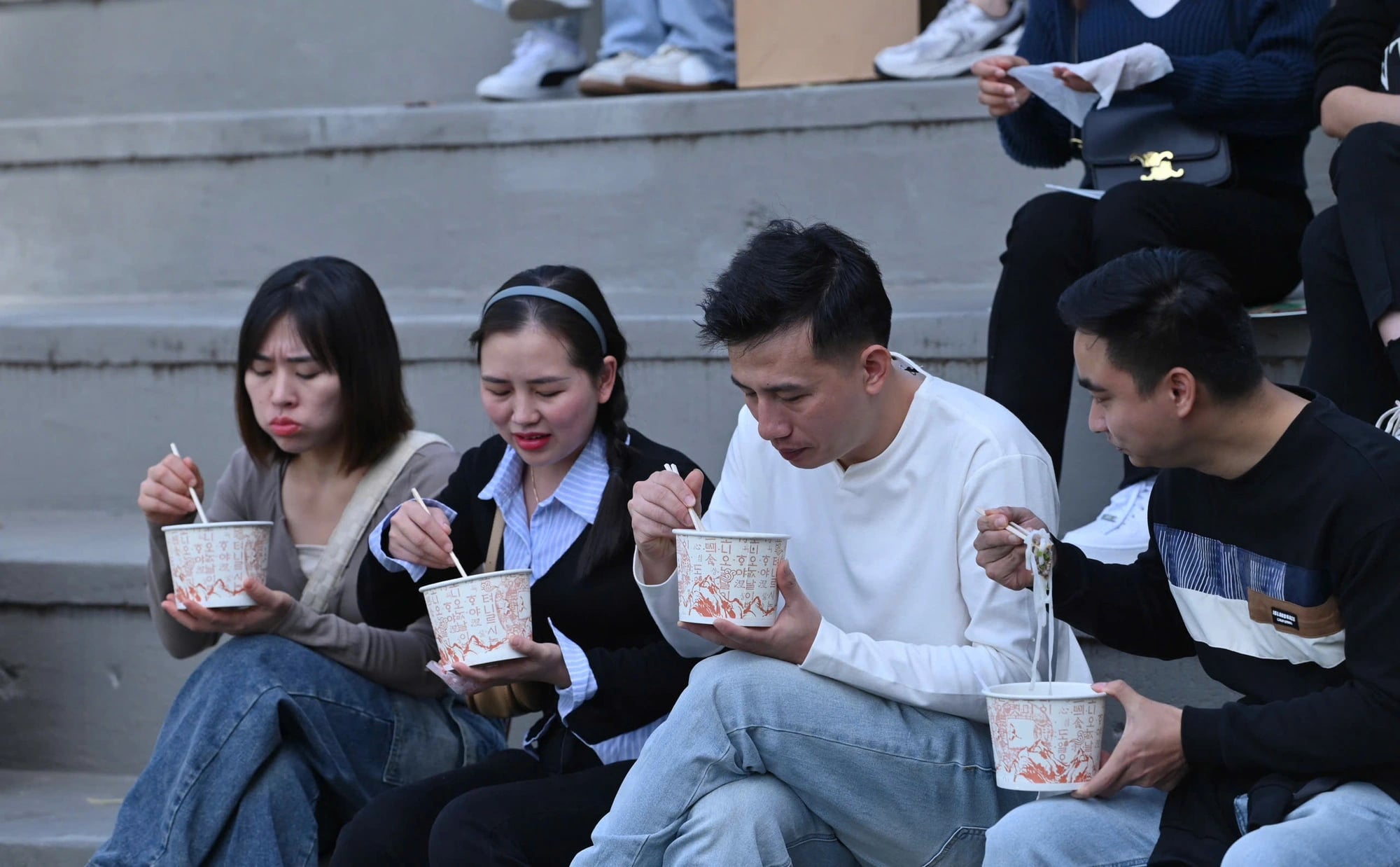 Visitors enjoy phở at the Vietnam Phở Festival 2024 in Seoul on October 5, 2024. Photo: Duyen Phan / Tuoi Tre