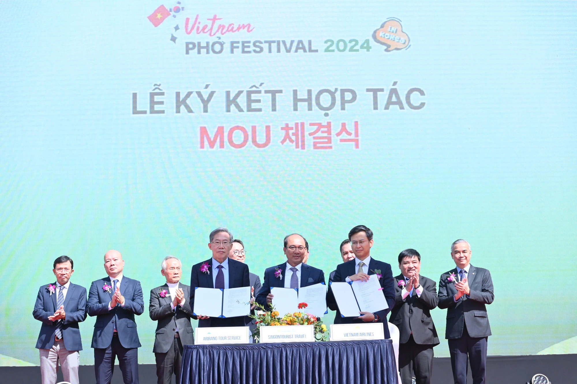 Saigontourist Travel Service Company - a subsidiary of Vietnam’s leading tourism corporation Saigontourist Group, Vietnam Airlines' South Korea branch, and Arirang Tour Service Company - a top South Korean travel agency signed a memorandum of understanding at the culinary festival, marking a commitment to developing two-way tourism between Vietnam and South Korea. Photo: Tuoi Tre