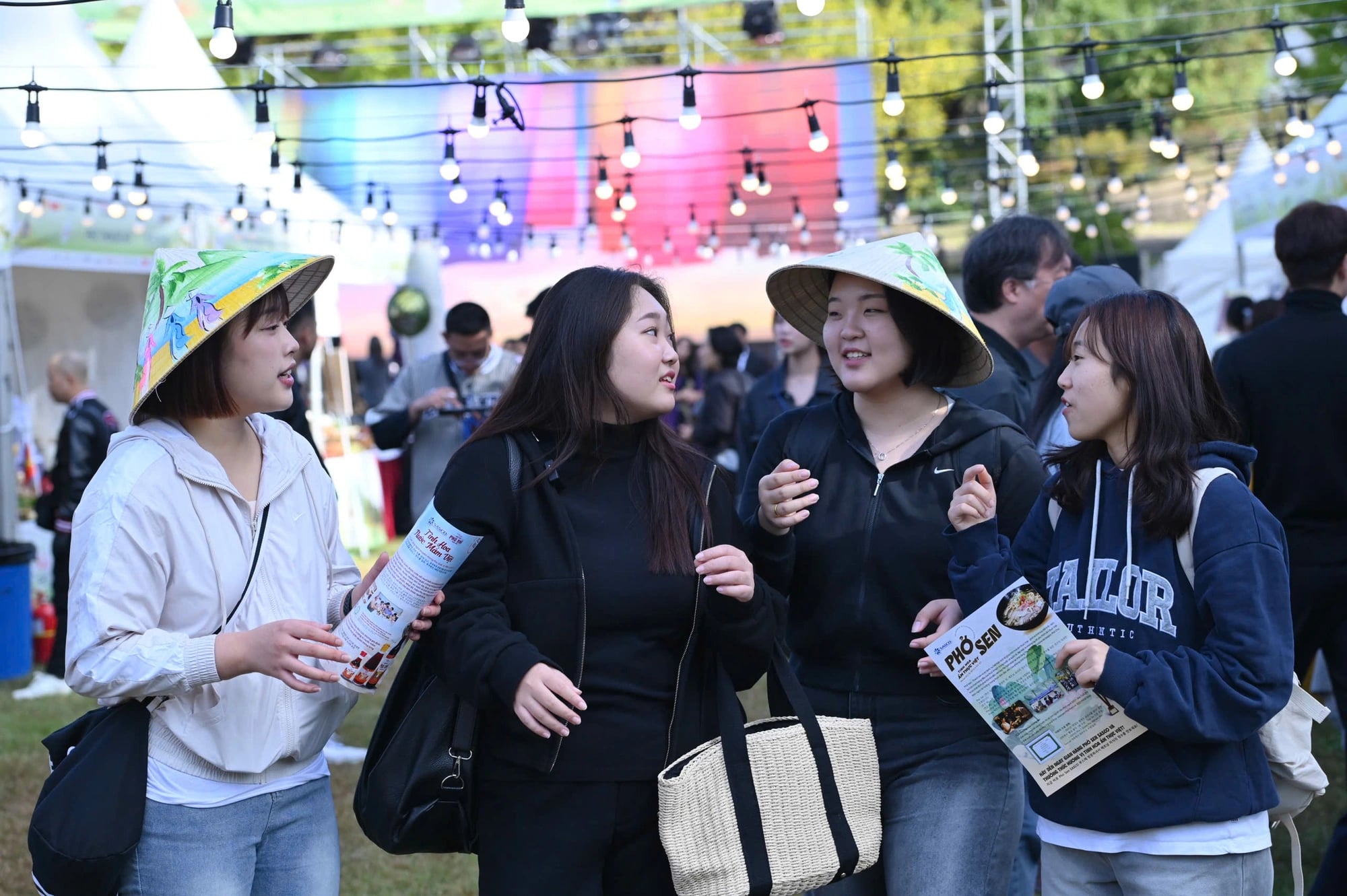 Park Ra Gyeong, Kim Nam Ju, Shim Yun Ji and Park Jin Hee traveled more than 400 km from Busan from 5am to attend the Vietnam Pho Festival 2024 in Seoul on October 5, 2024. Photo: Duyen Phan / Tuoi Tre