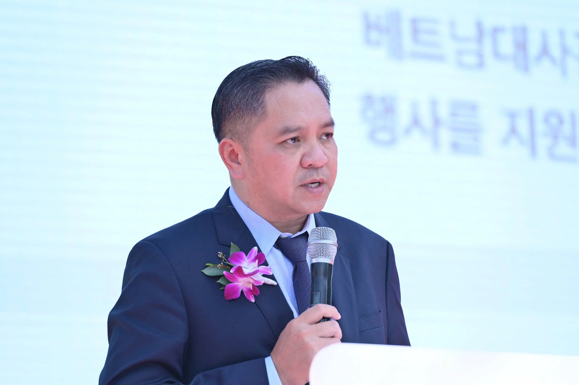 Pham Huy Binh, board chairman at Vietnam’s leading tourism corporation Saigontourist Group, speaks at the opening ceremony held in Seoul, South Korea, October 5, 2024. Photo: Tuoi Tre