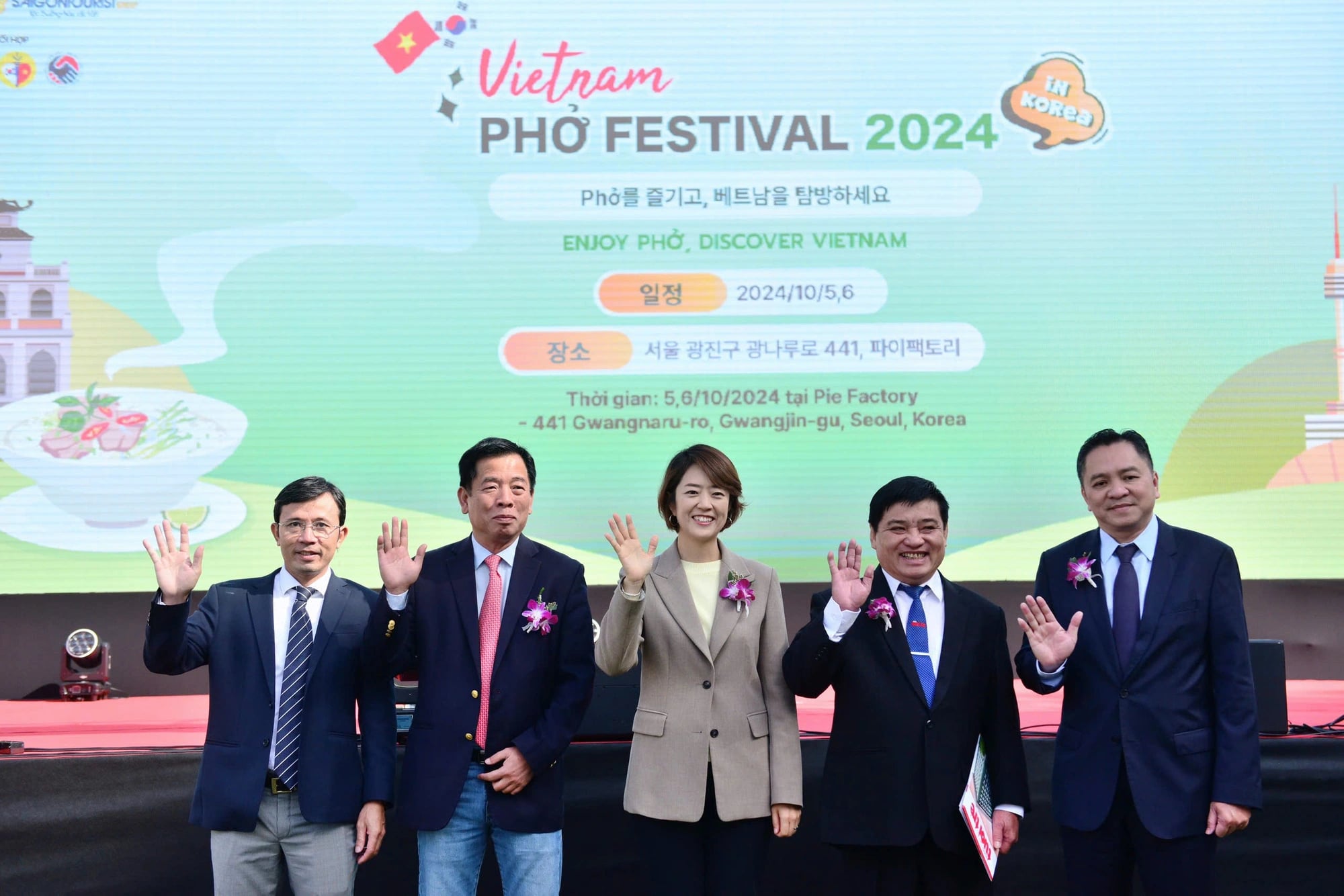 Distinguished guests pose for a photo at the Vietnam Phở Festival 2024 in Seoul on October 5, 2024. Photo: Duyen Phan / Tuoi Tre