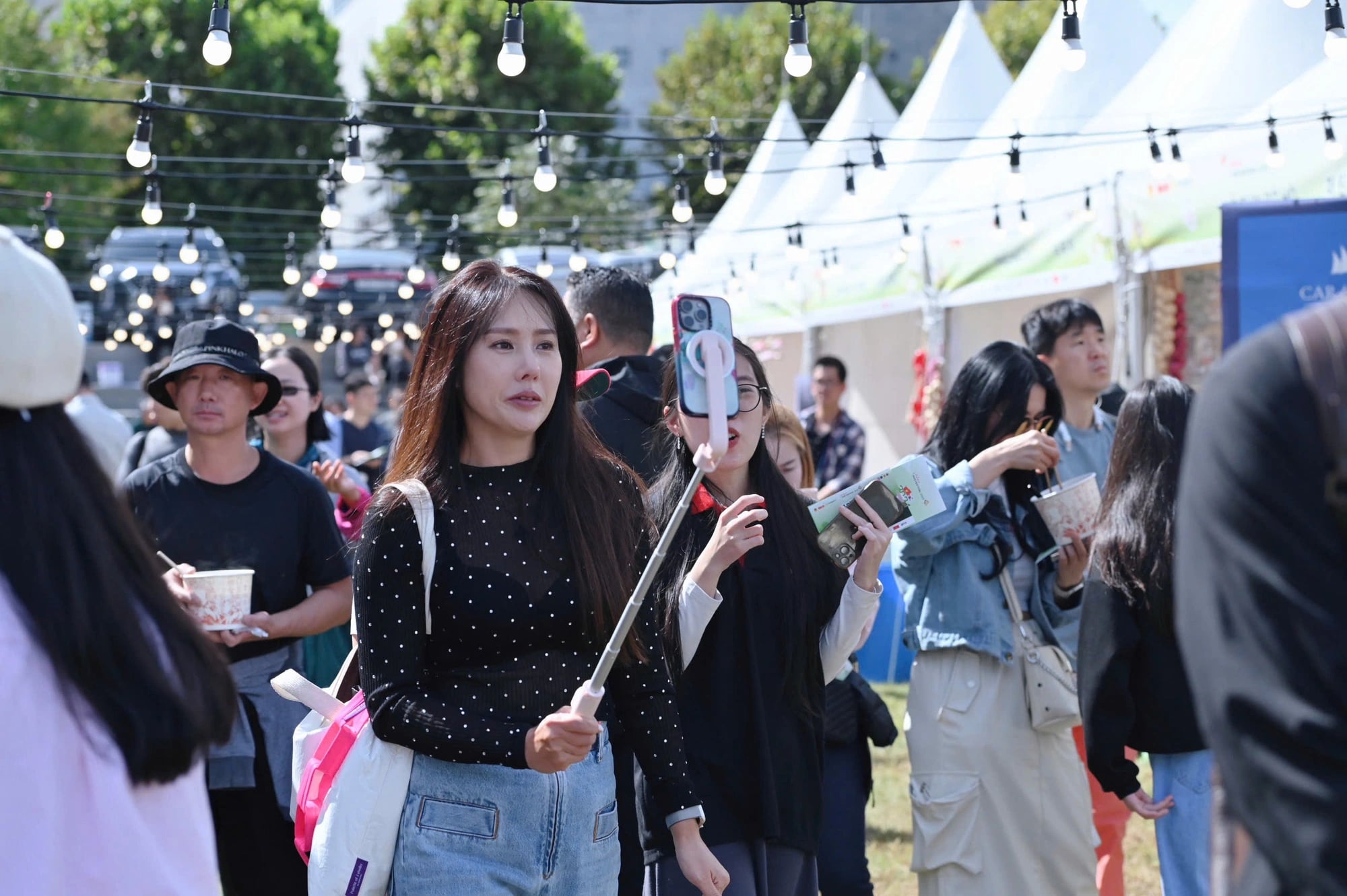 A visitor records the festive atmosphere at the Vietnam Phở Festival in Seoul on October 5, 2024. Photo: Duyen Phan / Tuoi Tre