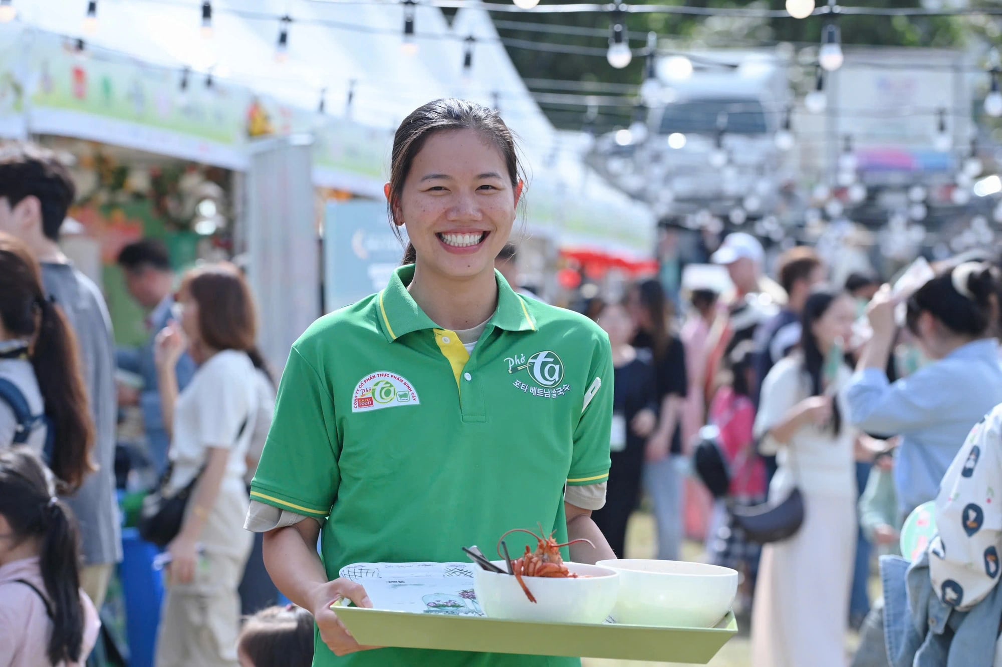 Vietnamese famous swimmer Anh Vien serves phở to visitors at the Vietnam Phở Festival 2024 in Seoul on October 5, 2024. Photo: Duyen Phan / Tuoi Tre