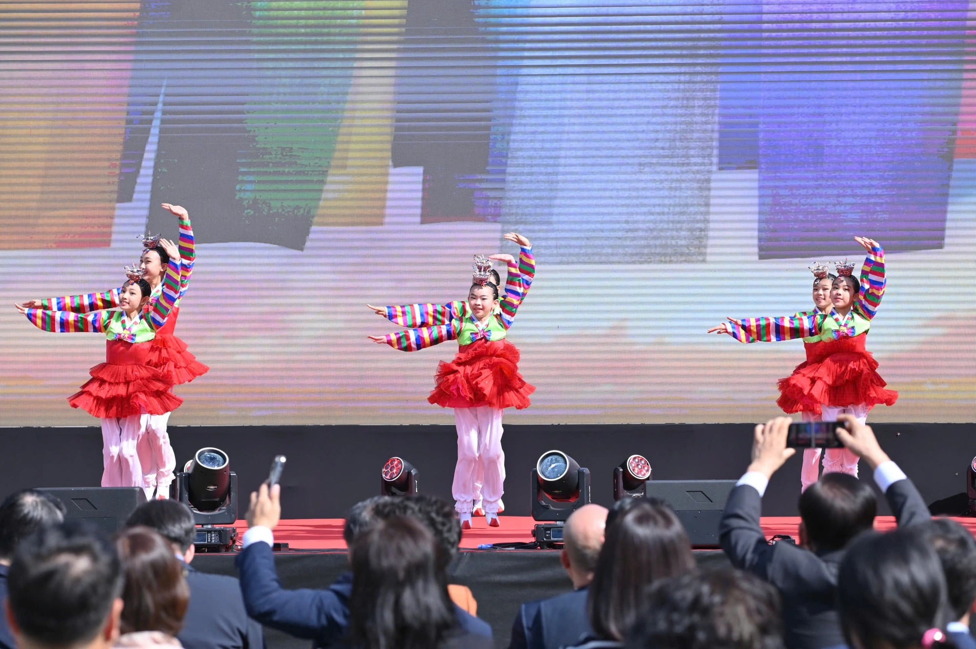 South Korean children perform at the Vietnam Phở Festival 2024 in Seoul on October 5, 2024. Photo: Duyen Phan / Tuoi Tre