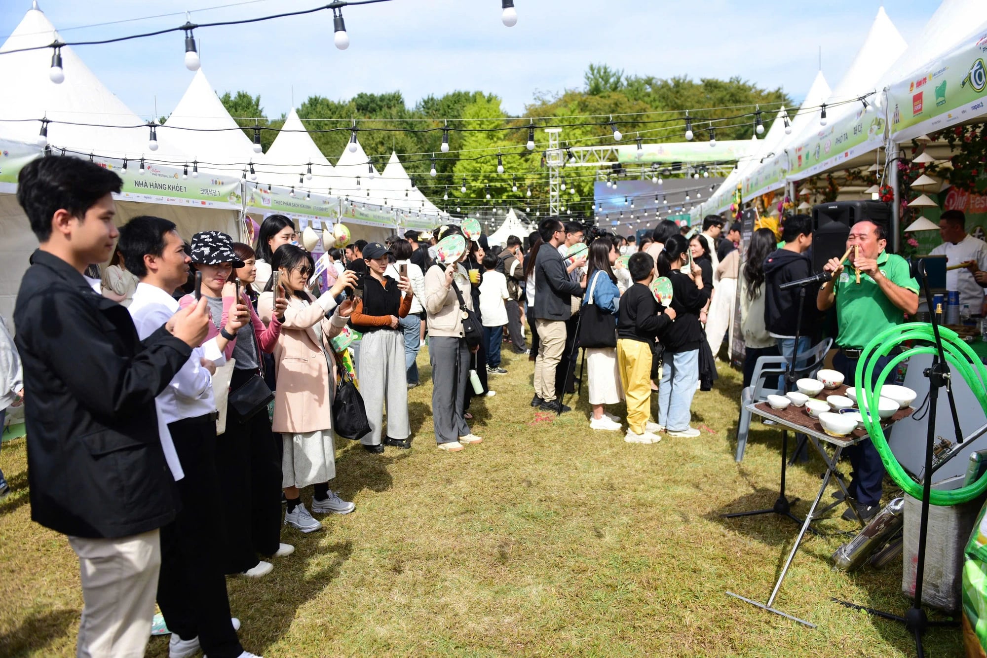 Festival-goers were captivated by Vietnamese artist Mai Dinh Toi, known as the 'witch of musical instruments' for his mastery of homemade instruments, at the Vietnam Phở Festival 2024 in Seoul on October 5, 2024. Photo: Duyen Phan / Tuoi Tre