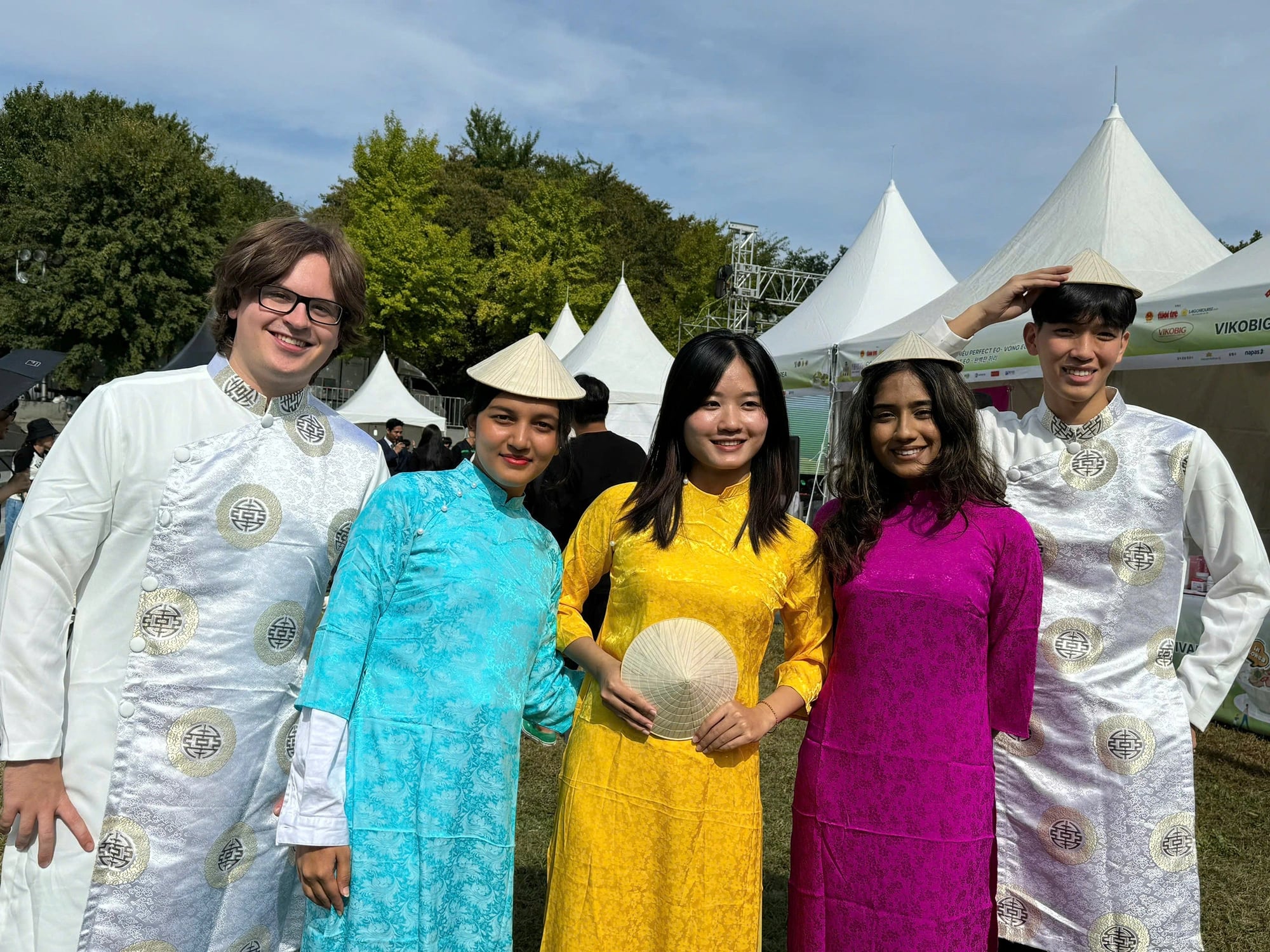 Visitors try on traditional Vietnamese costume ‘áo dài'  at the Vietnam Phở Festival 2024 in Seoul on October 5, 2024. Photo: Duyen Phan / Tuoi Tre