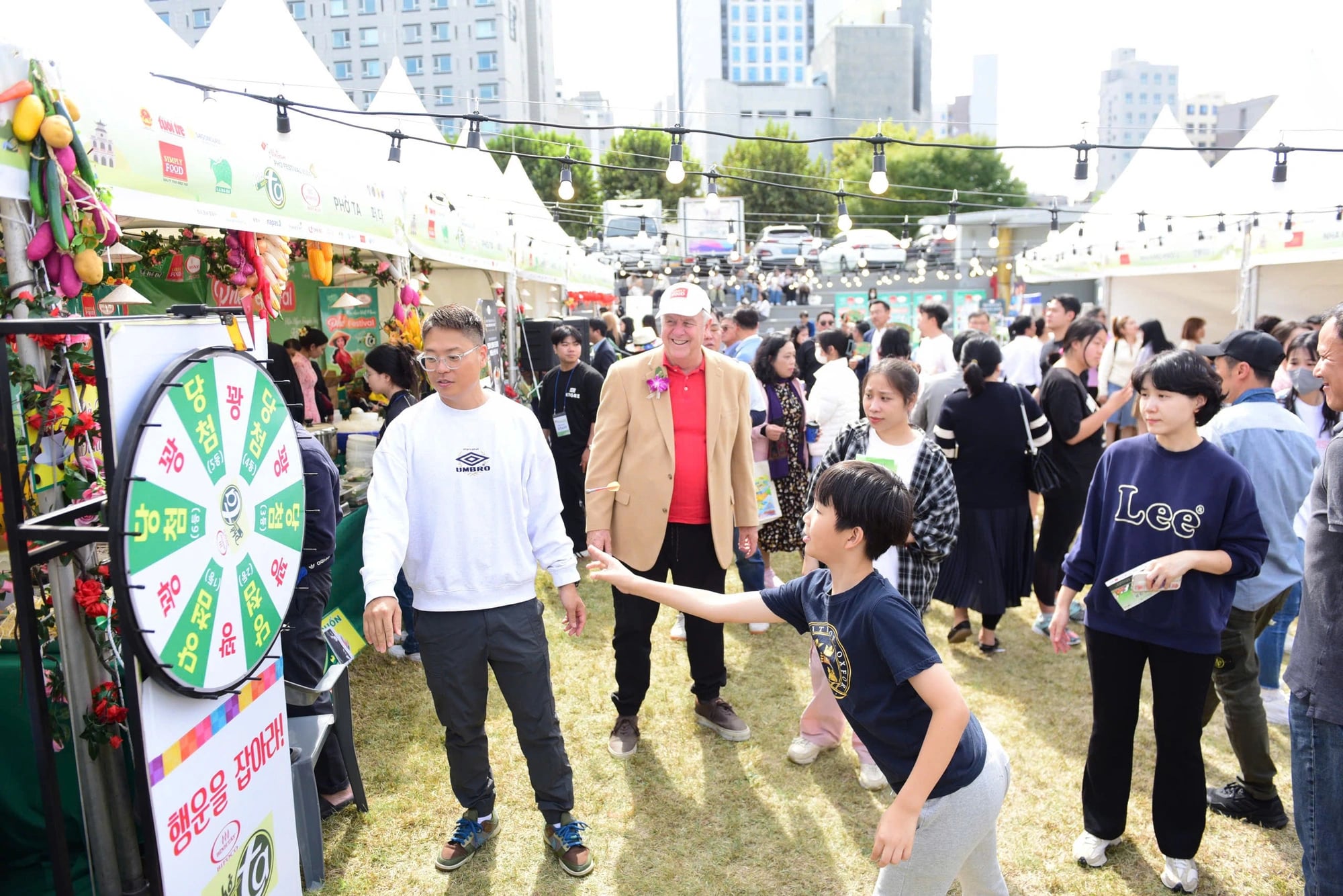 A young visitor play game at the Vietnam Phở Festival 2024 in Seoul on October 5, 2024. Photo: Duyen Phan / Tuoi Tre