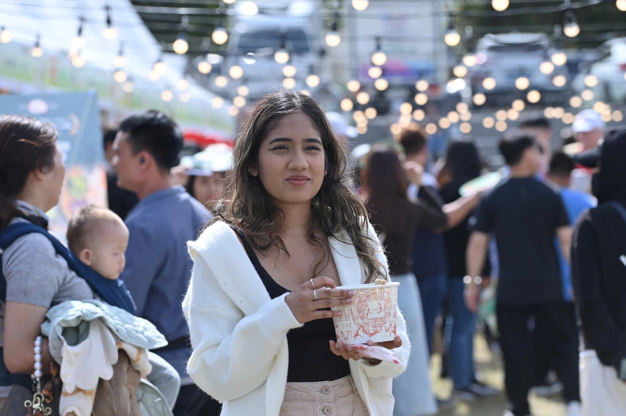 A visitor enjoys phở at the Vietnam Phở Festival 2024 in Seoul on October 5, 2024. Photo: Duyen Phan / Tuoi Tre