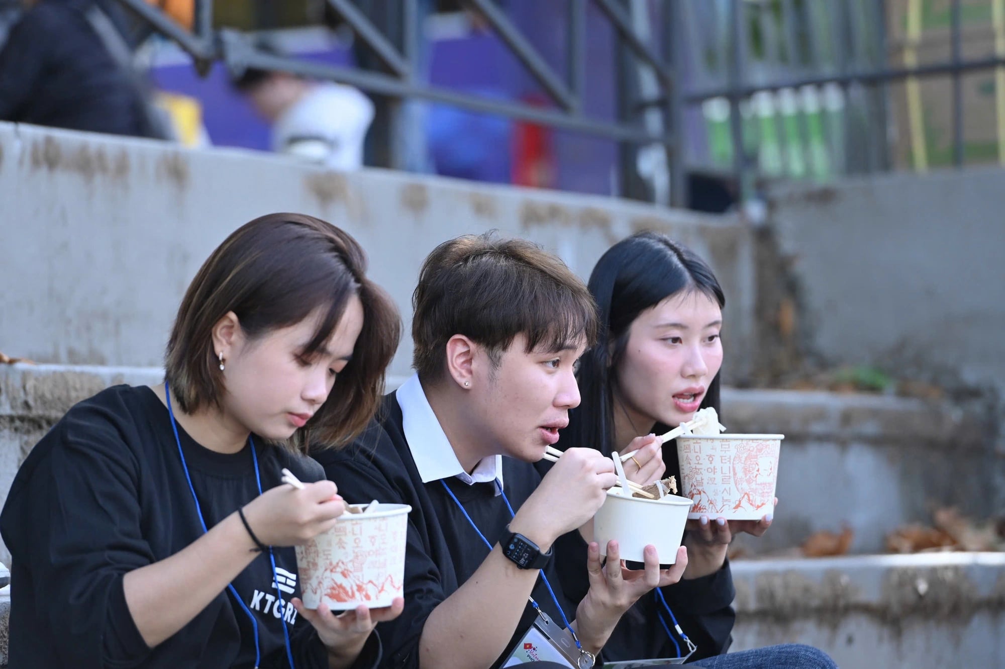 Visitors enjoy phở at the Vietnam Phở Festival 2024 in Seoul on October 5, 2024. Photo: Duyen Phan / Tuoi Tre