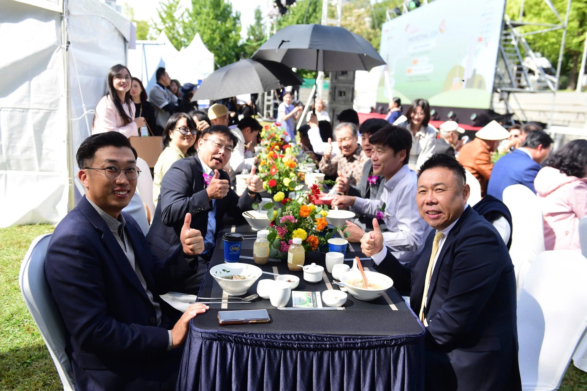 Guests give a thumbs up after enjoying phở at the Vietnam Phở Festival 2024 in Seoul on October 5, 2024. Photo: Duyen Phan / Tuoi Tre