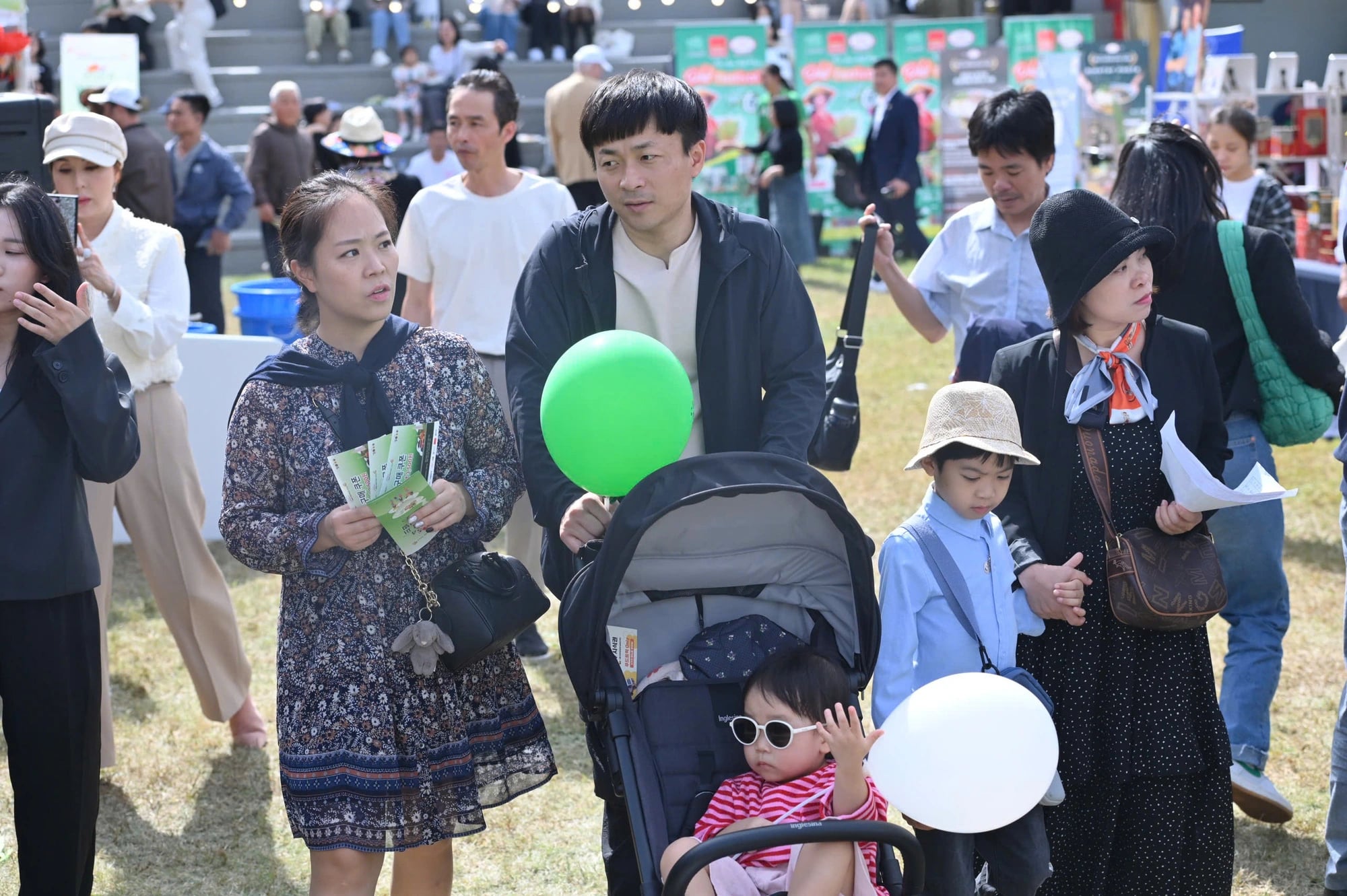 A family visits the Vietnam Phở Festival 2024 in Seoul on October 5, 2024. Photo: Duyen Phan / Tuoi Tre