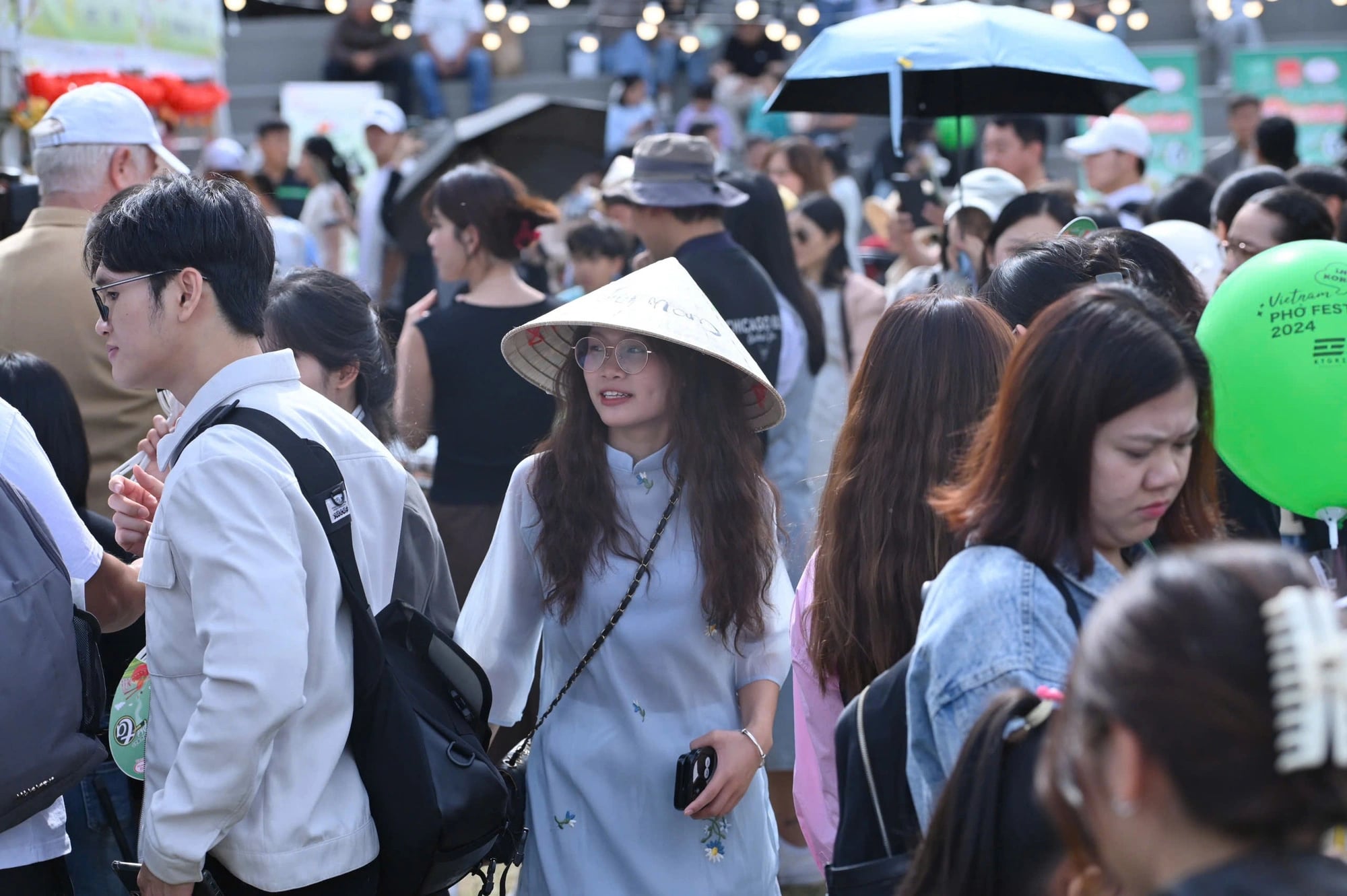 A visitor dons ‘áo dài' (Vietnamese traditional costume) at the Vietnam Phở Festival 2024 in Seoul on October 5, 2024. Photo: Duyen Phan / Tuoi Tre