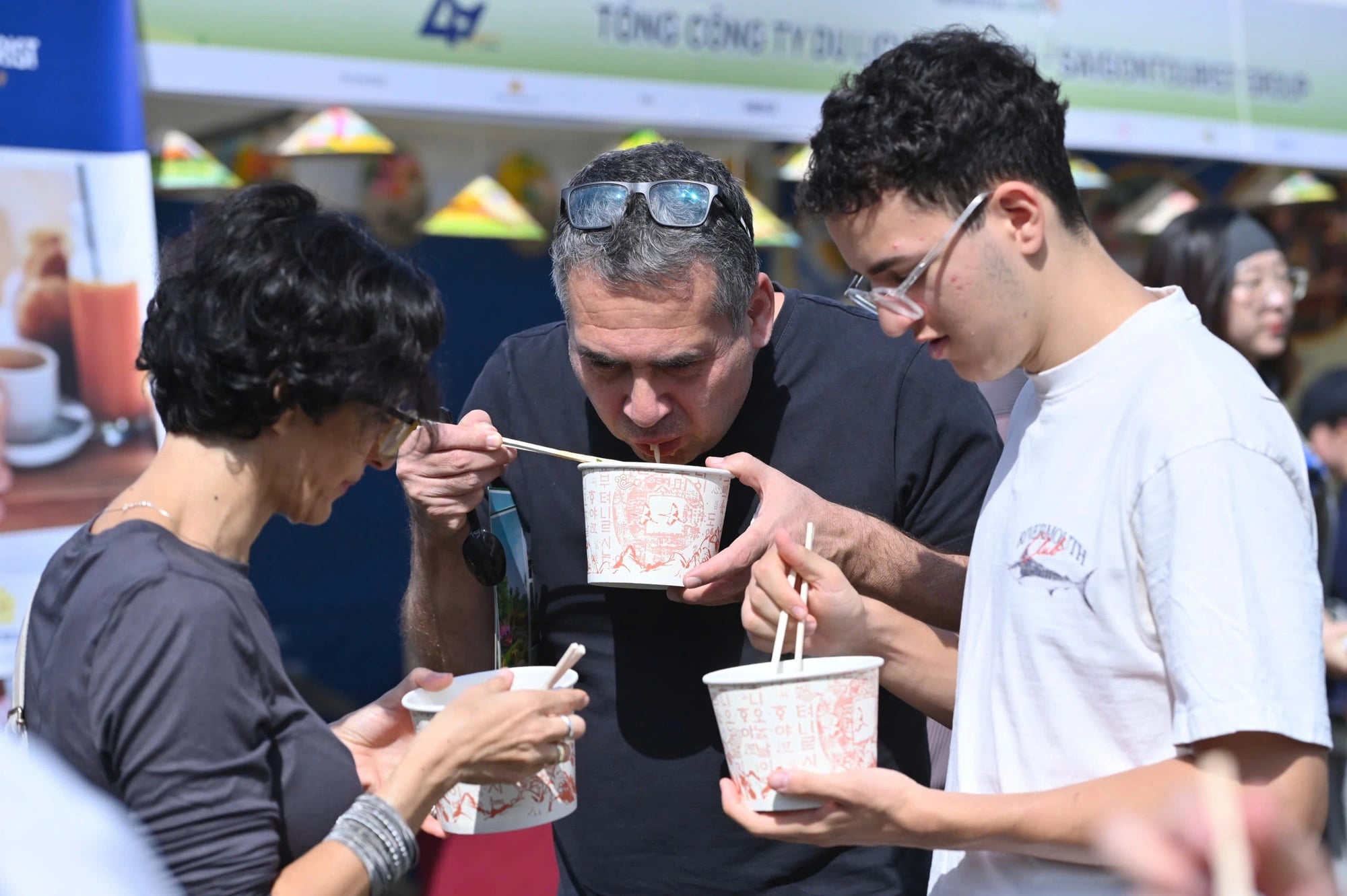 A family from Portugal enjoy phở at the Vietnam Phở Festival 2024 in Seoul on October 5, 2024. Photo: Duyen Phan / Tuoi Tre