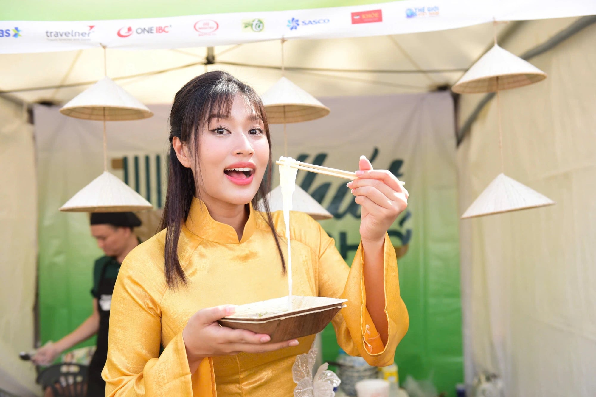 Miss Grand Vietnam 2022 Thien An enjoys phở from Nhứt Phở booth at the Vietnam Phở Festival 2024 in Seoul on October 5, 2024. Photo: Duyen Phan / Tuoi Tre