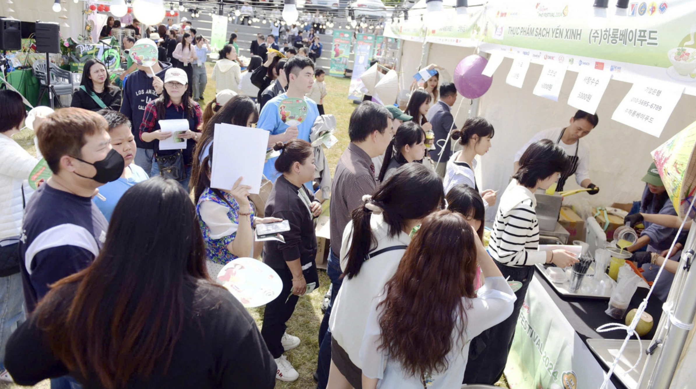 Visitors queue for Vietnamese dishes at the Vietnam Phở Festival 2024 in Seoul on October 5, 2024. Photo: Duyen Phan / Tuoi Tre