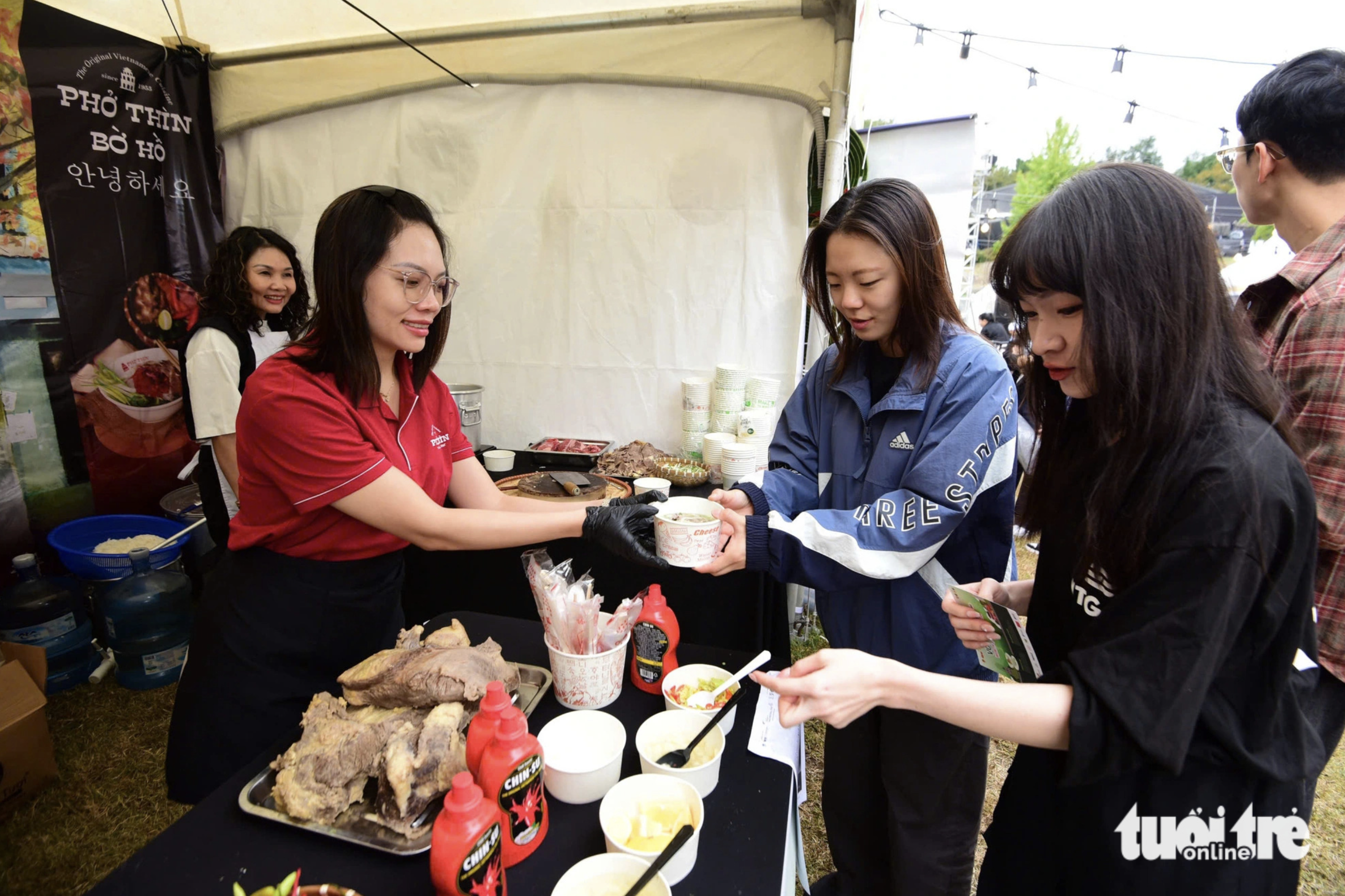 Festival-goers buy phở at the stall of Phở Thin Bo Ho - Hang Tre