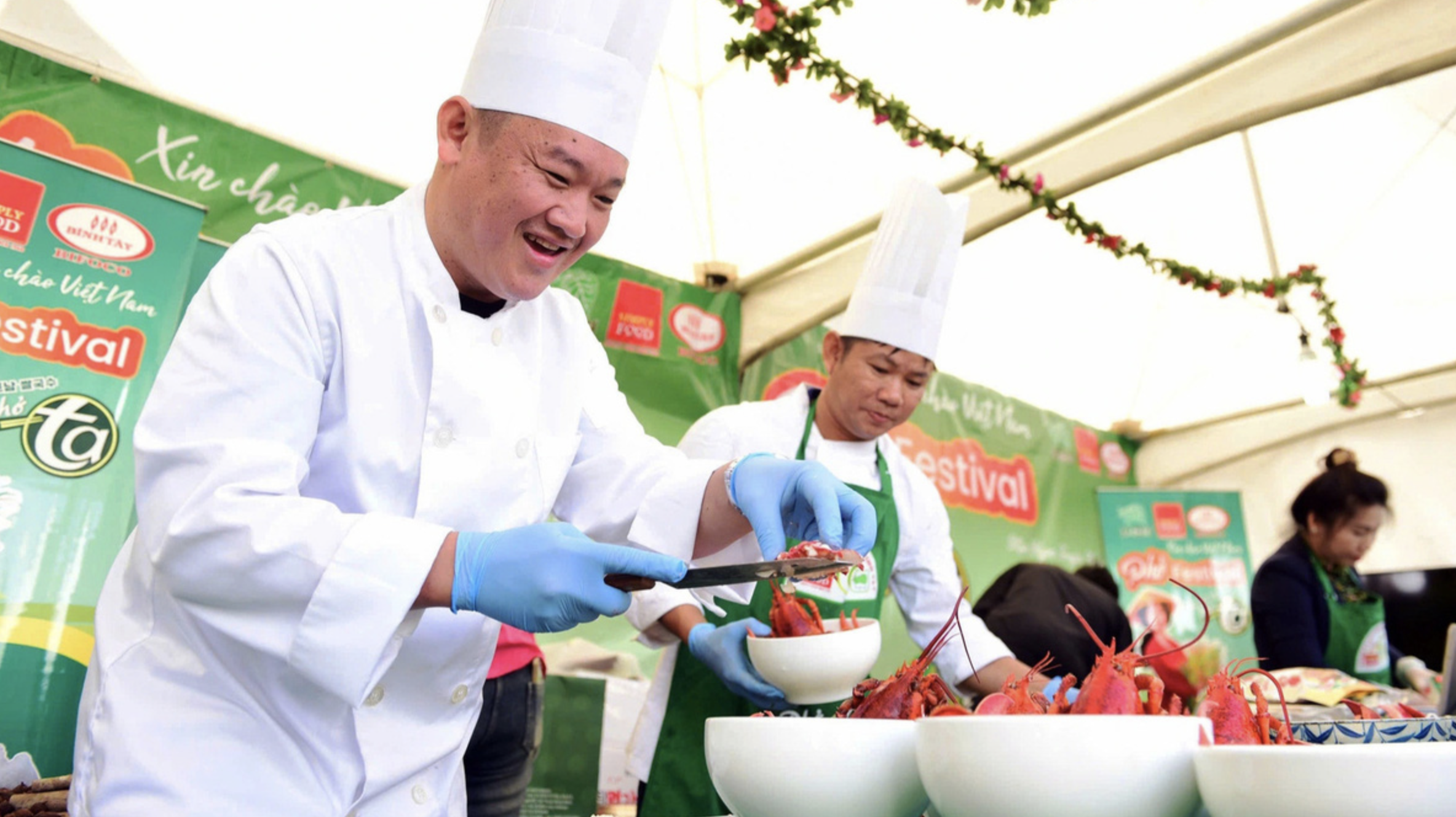 Phở cooked with lobsters at the stall of Binh Tay Food at the Vietnam Phở Festival 2024 in Seoul on October 5, 2024. Photo: Duyen Phan / Tuoi Tre