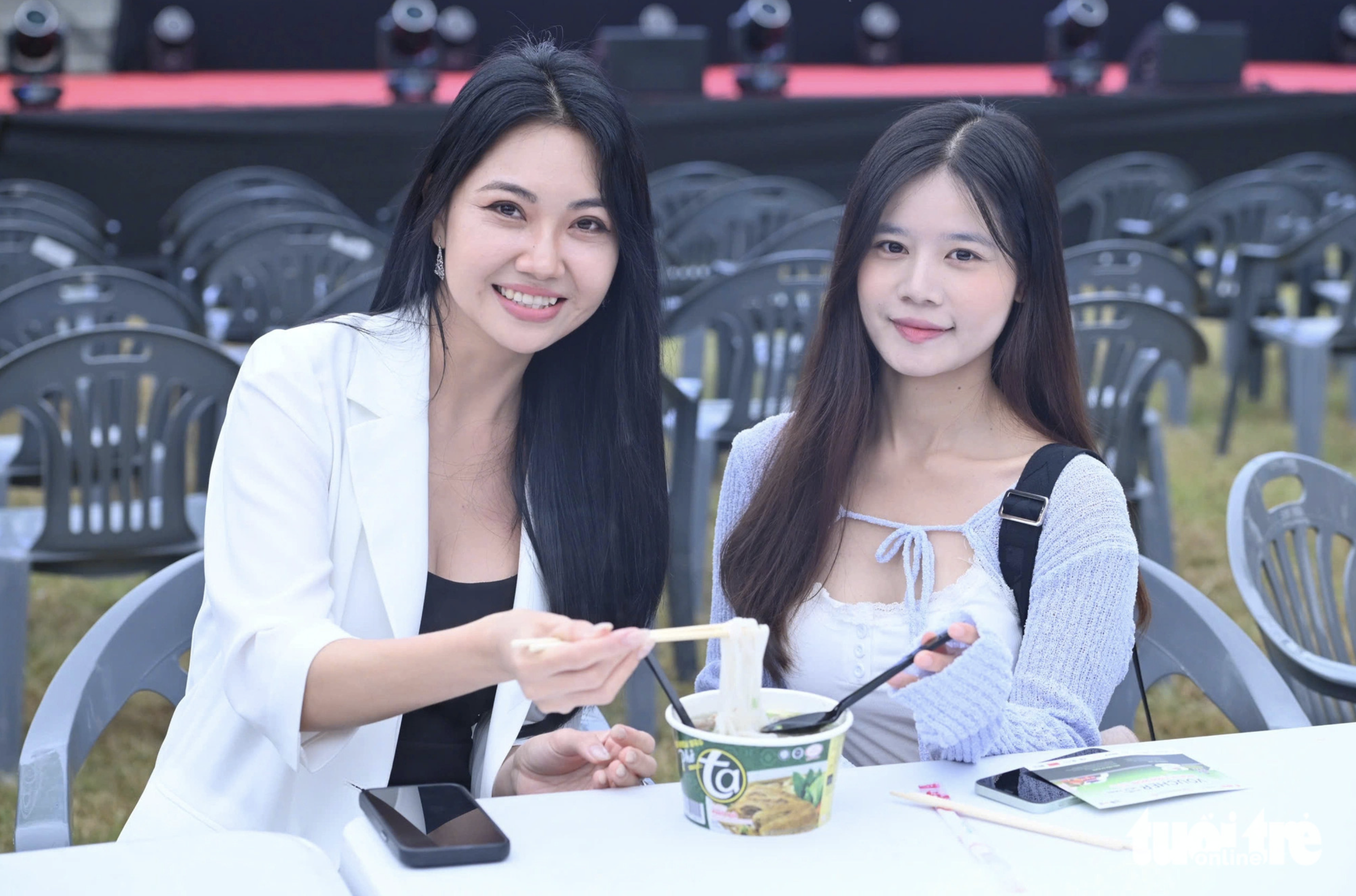 Two Vietnamese girls enjoy phở