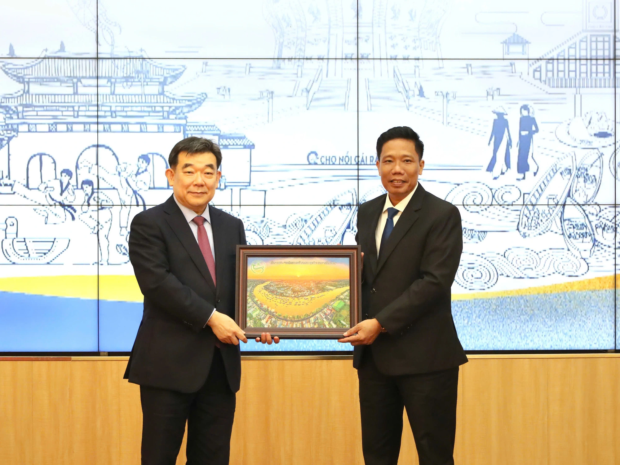 Nguyen Thuc Hien (R), deputy chairman of the Can Tho administration, and Shin Choong IL, South Korean Consul General in Ho Chi Minh City, pose for a photo in Can Tho City, southern Vietnam, October 5, 2024. Photo: Trung Pham