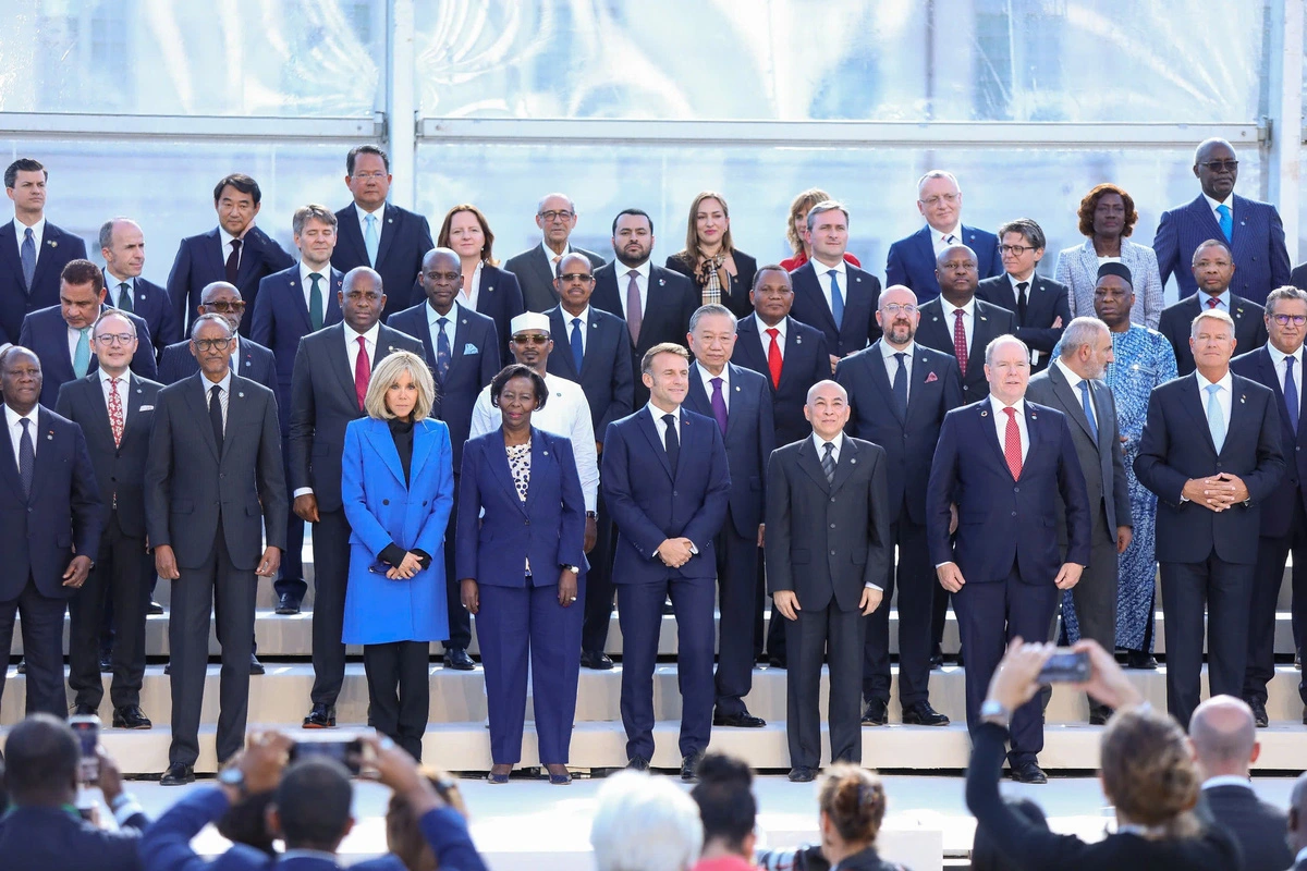 This image shows Vietnamese Party General Secretary and State President To Lam (L, 4th, second row) among other delegates at the 19th Francophonie Summit in Paris, France, October 5, 2024. Photo: Vietnam News Agency