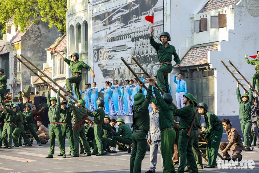 The Cultural Festival for Peace in Hanoi attracts some 10,000 people.