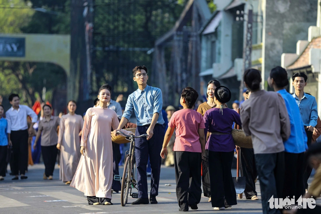 The main stage of the festival is erected near Hoan Kiem Lake in Hanoi to feature historical moments.