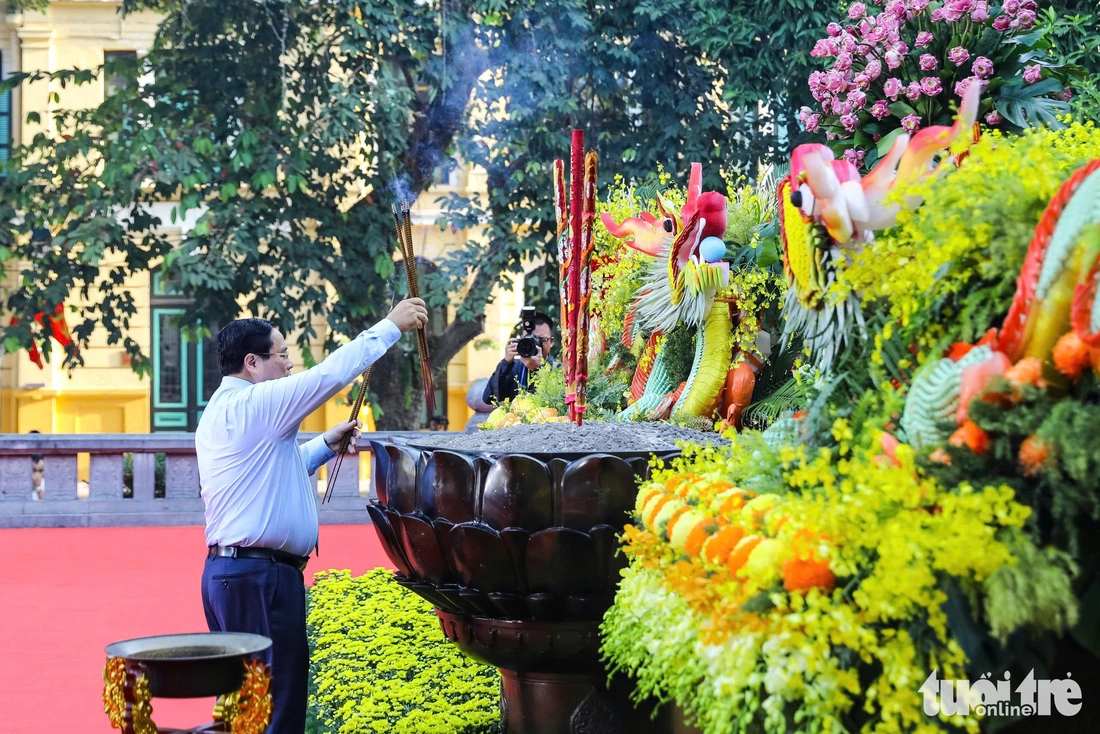 Prime Minister Pham Minh Chinh offers incense at the monument of King Ly Thai To.