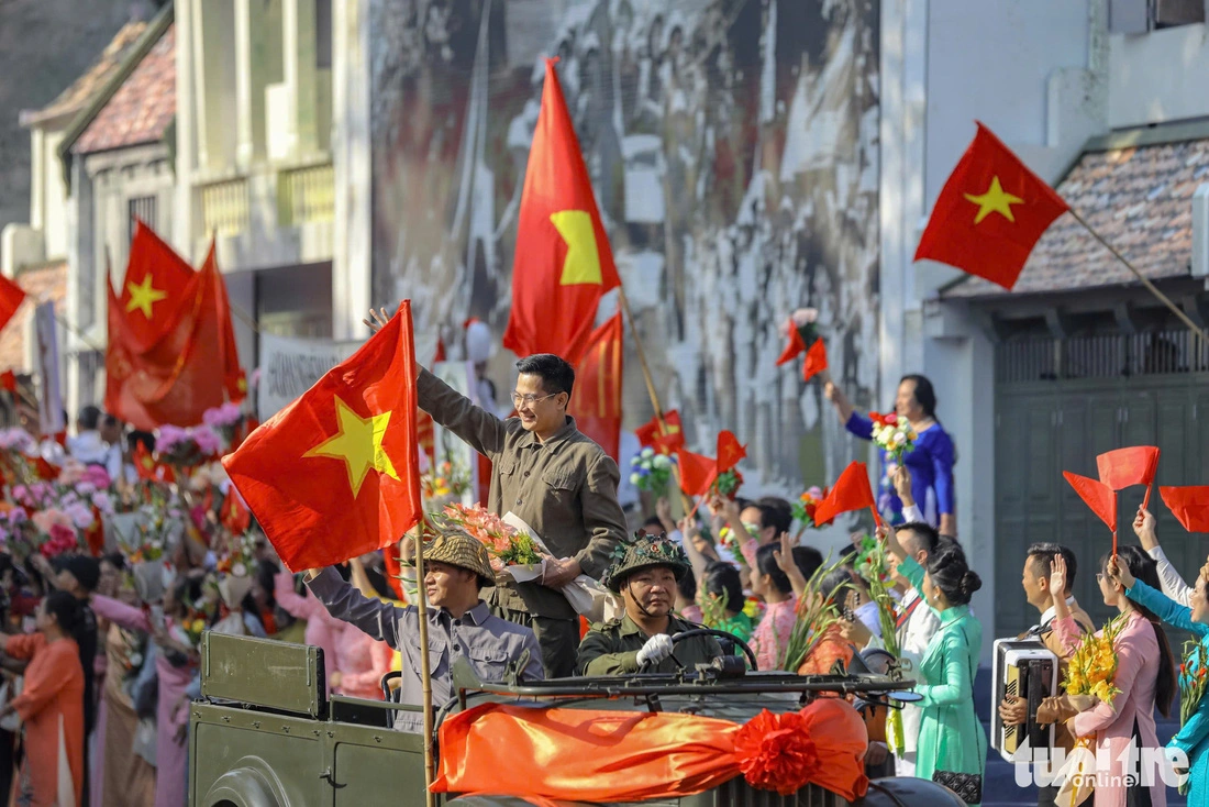 A reenactment of Hanoi people raising national flags and flowers to welcome the liberation army in 1954, October 6, 2024.